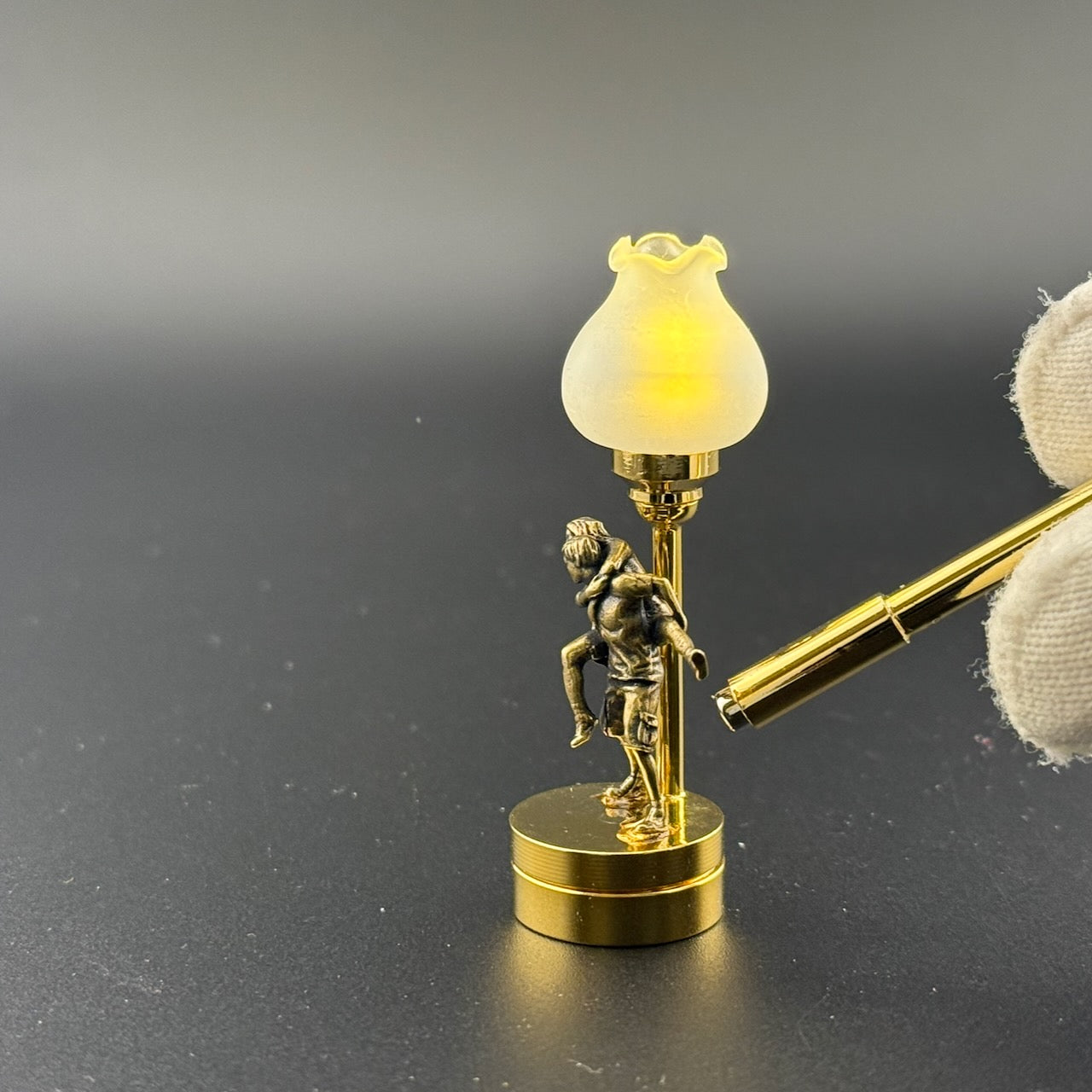 Playful love couple Miniature Touchless operation with Wand 1:12 romantic table lamp LED light for Dollhouse No-touch No-Switch Stick