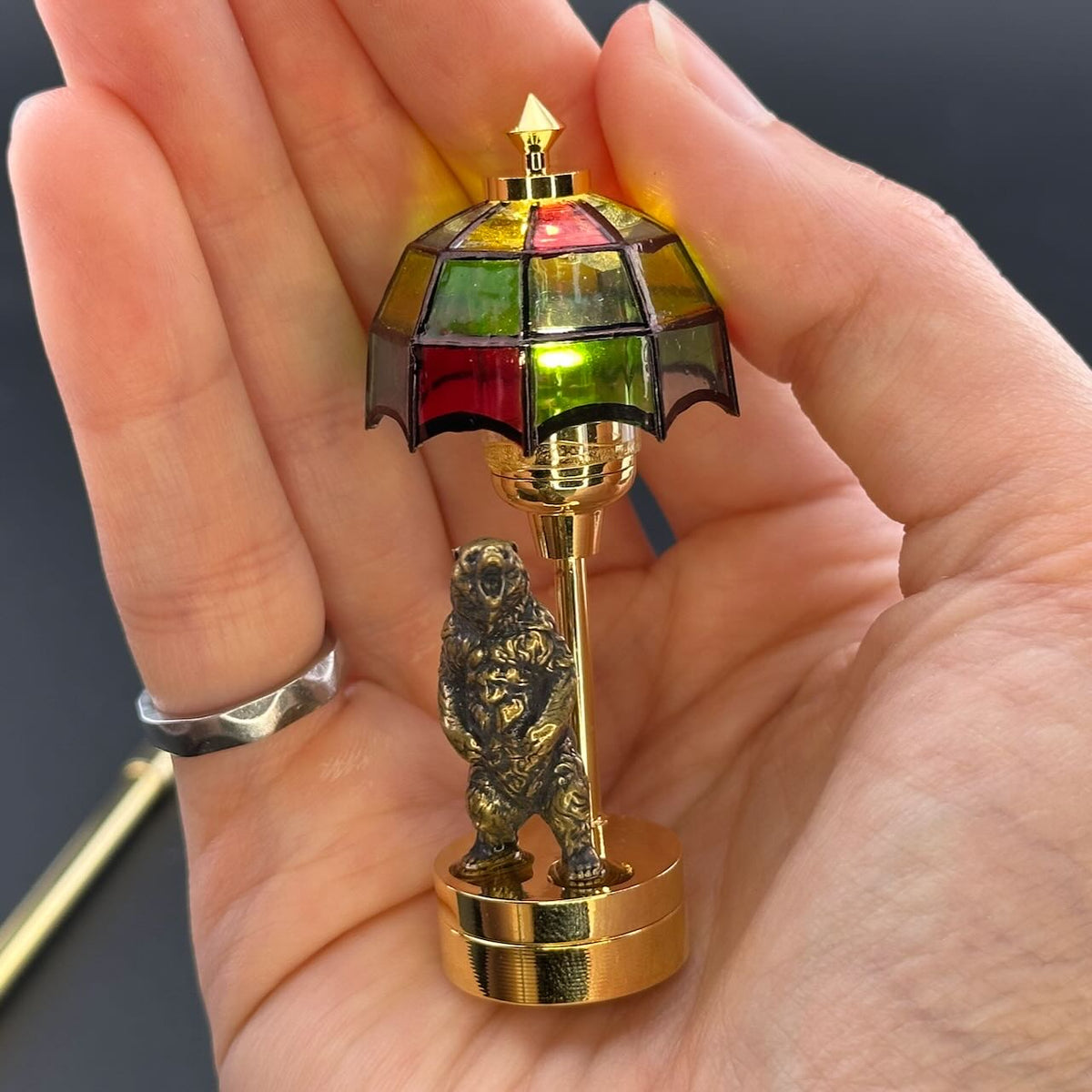 Miniatur-Berührungslose Bedienung mit Zauberstab 1:12 Tischlampe LED-Licht für Puppenhaus No-Touch No-Switch Stick Valentinstag Heiratsantrag