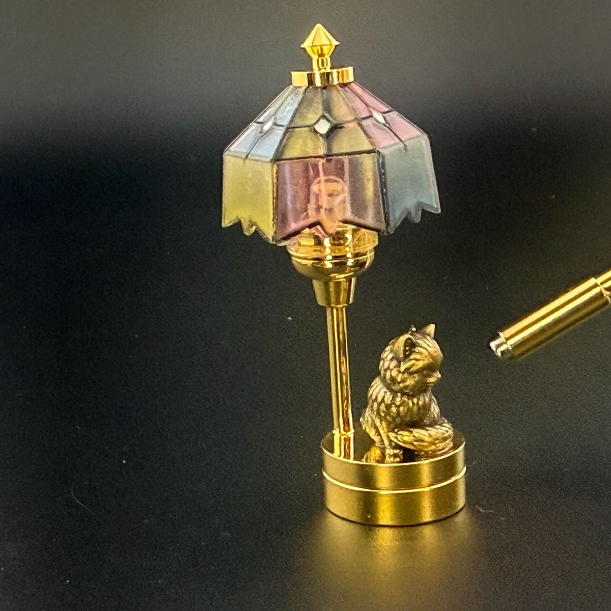 Miniatur-Berührungslose Bedienung mit Zauberstab 1:12 Tischlampe LED-Licht für Puppenhaus No-Touch No-Switch Stick Valentinstag Heiratsantrag