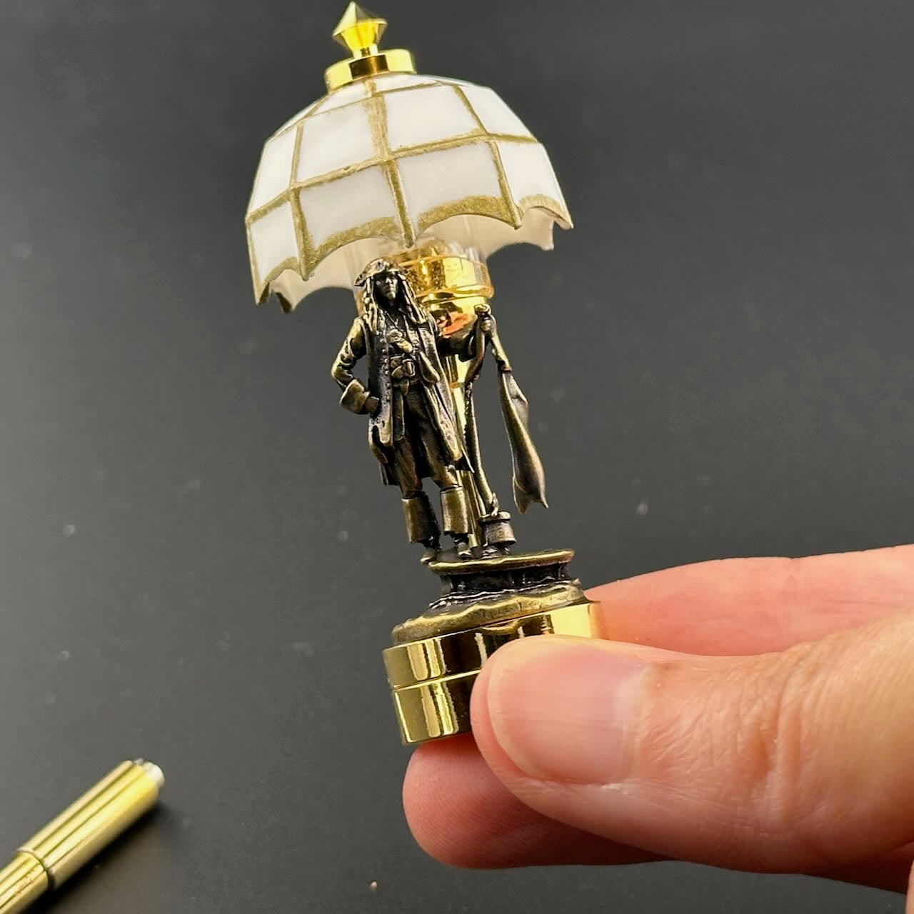 Miniatur-Berührungslose Bedienung mit Zauberstab 1:12 Tischlampe LED-Licht für Puppenhaus No-Touch No-Switch Stick Valentinstag Heiratsantrag