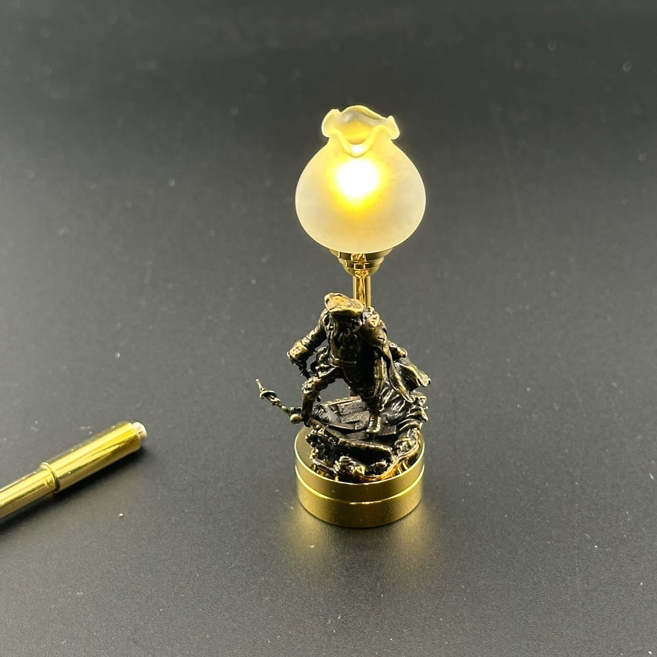 Miniatur-Berührungslose Bedienung mit Zauberstab 1:12 Tischlampe LED-Licht für Puppenhaus No-Touch No-Switch Stick Valentinstag Heiratsantrag