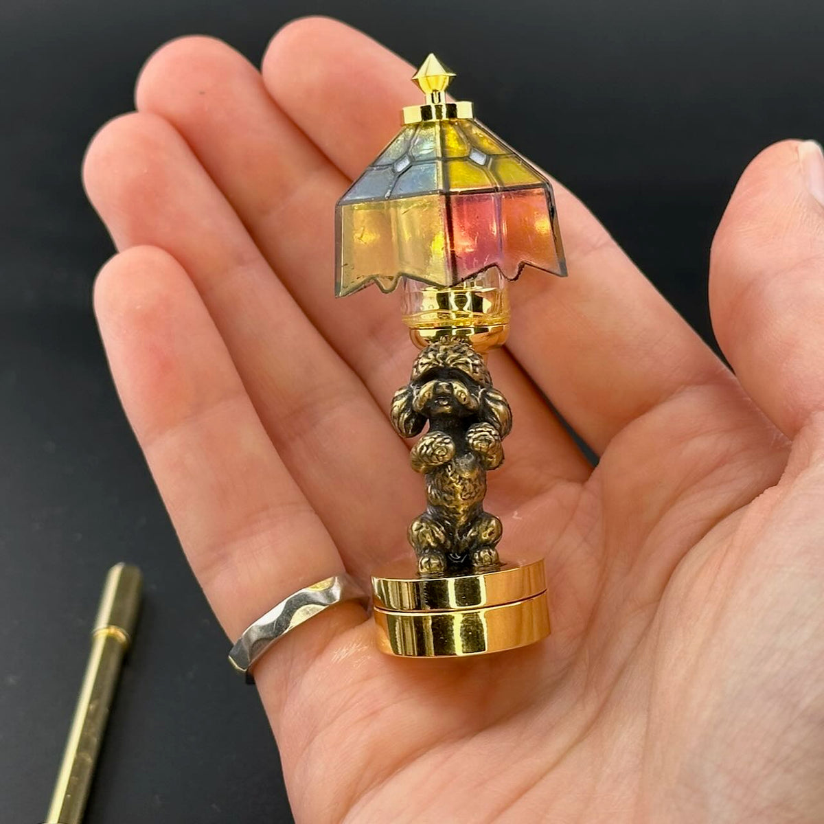 Miniatur-Berührungslose Bedienung mit Zauberstab 1:12 Tischlampe LED-Licht für Puppenhaus No-Touch No-Switch Stick Valentinstag Heiratsantrag