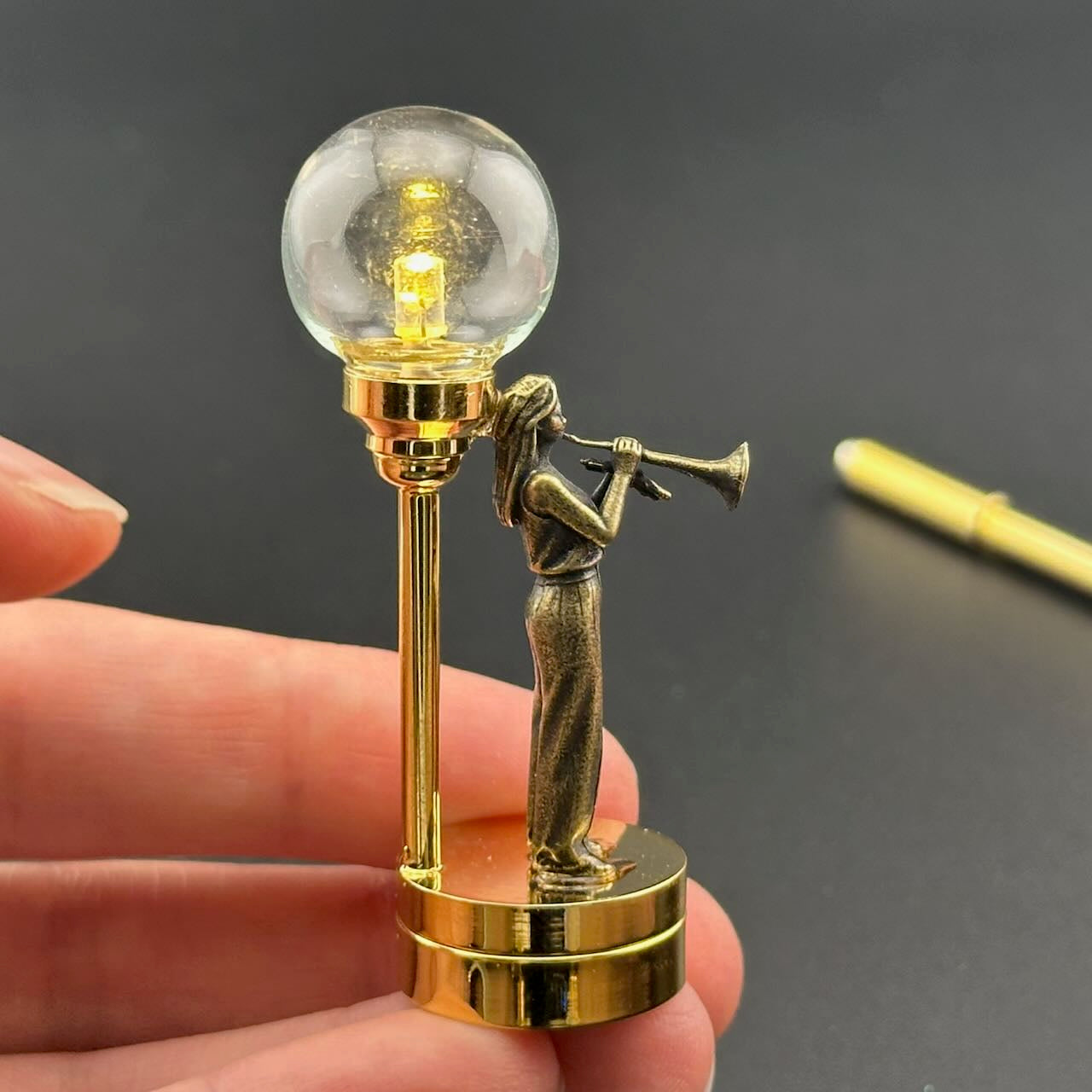 Miniatur-Berührungslose Bedienung mit Zauberstab 1:12 Tischlampe LED-Licht für Puppenhaus No-Touch No-Switch Stick Valentinstag Heiratsantrag