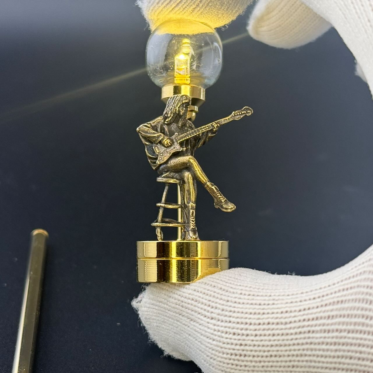 Miniatur-Berührungslose Bedienung mit Zauberstab 1:12 Tischlampe LED-Licht für Puppenhaus No-Touch No-Switch Stick Valentinstag Heiratsantrag