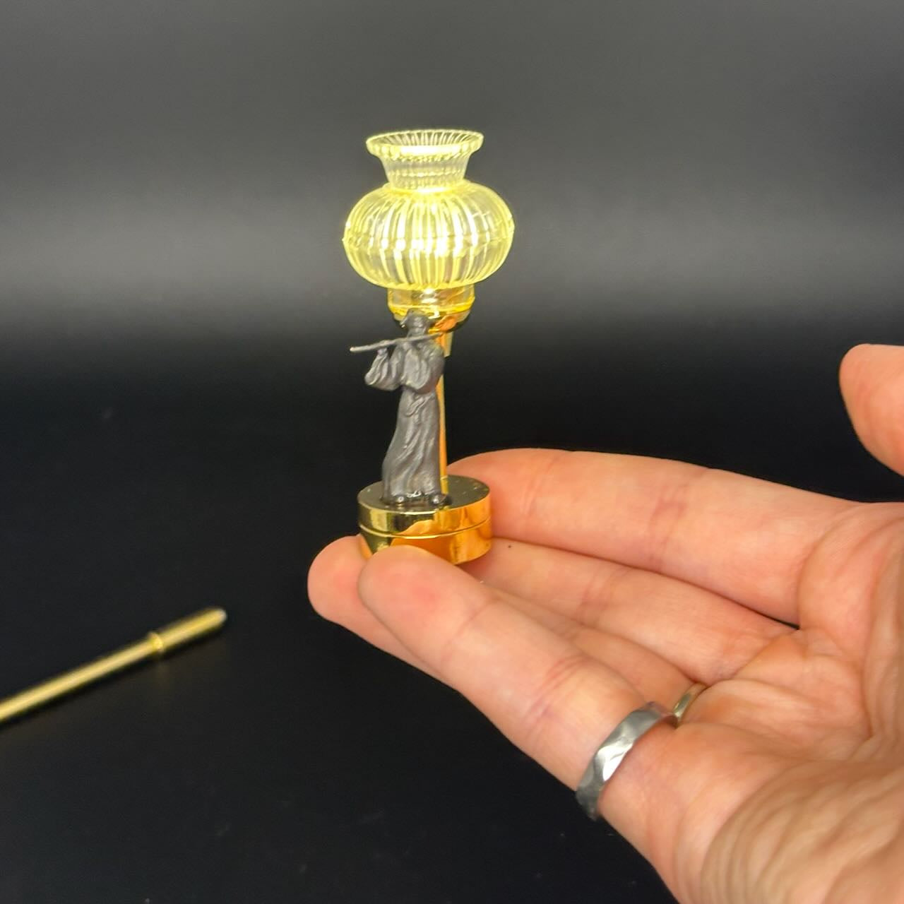 Playing the flute.Miniature Touchless operation with Wand 1:12 table lamp LED for Dollhouse table light
