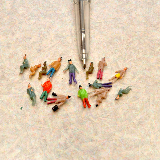 15pcs 1:144 scale various poses of male and female characters figures