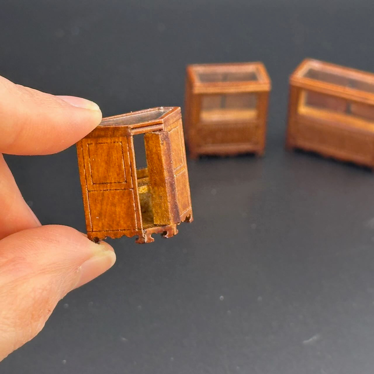 1:48 1/4" Viertelmaßstab Ladentheken und Regaleinheiten 6 Stück Walnuss - Top Qualität Q3810SET NWN