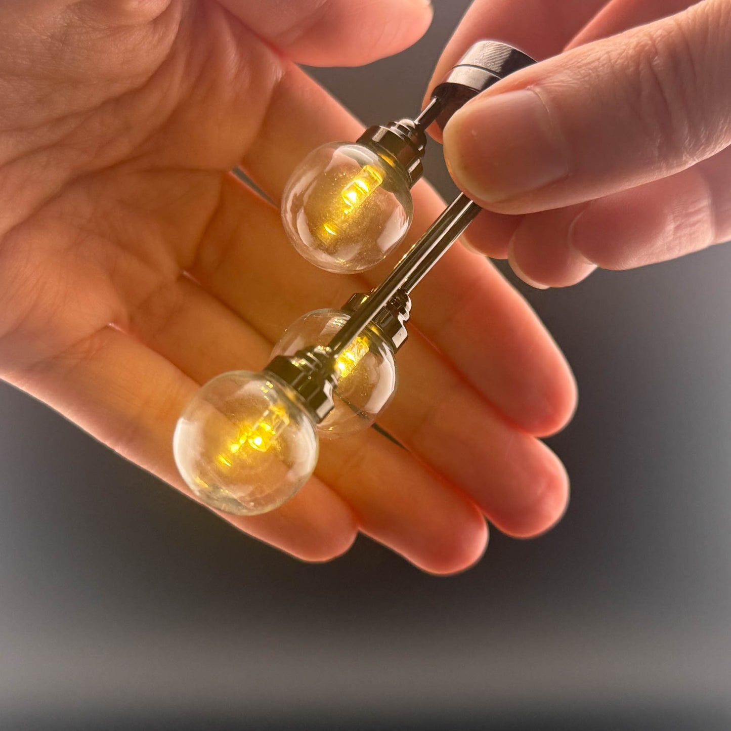 Lampe miniature en laiton Fonctionnement sans contact avec baguette Globe givré Lustre à 3 bras Lumière LED Échelle 1:12 pour maison de poupée Sans contact Sans interrupteur