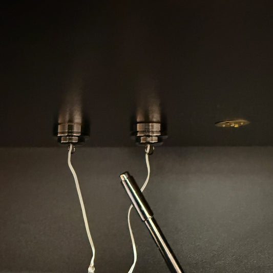 Miniatur-Berührungslose Bedienung mit Zauberstab 1:12 Tischlampe LED für Puppenhaus No-Touch No-Switch Viktorianisches Messing Grünes Schreibtischlicht