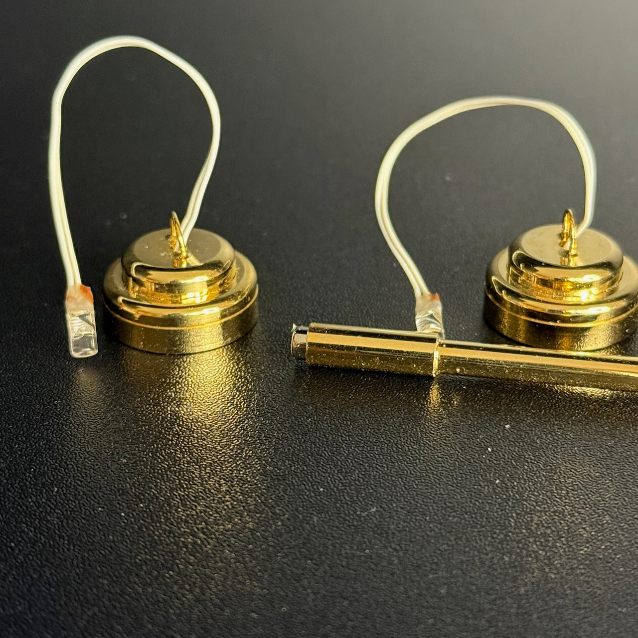 Miniatur-Berührungslose Bedienung mit Zauberstab 1:12 Tischlampe LED für Puppenhaus No-Touch No-Switch Viktorianisches Messing Grünes Schreibtischlicht