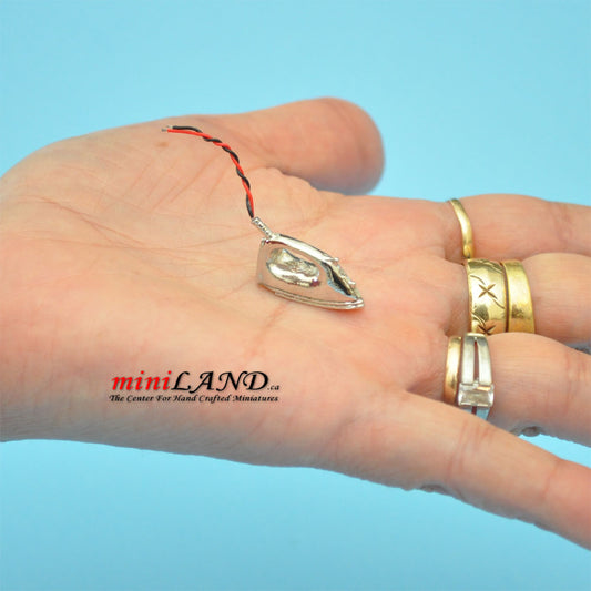 Puppenhausminiatur aus Metall im Maßstab 1:12