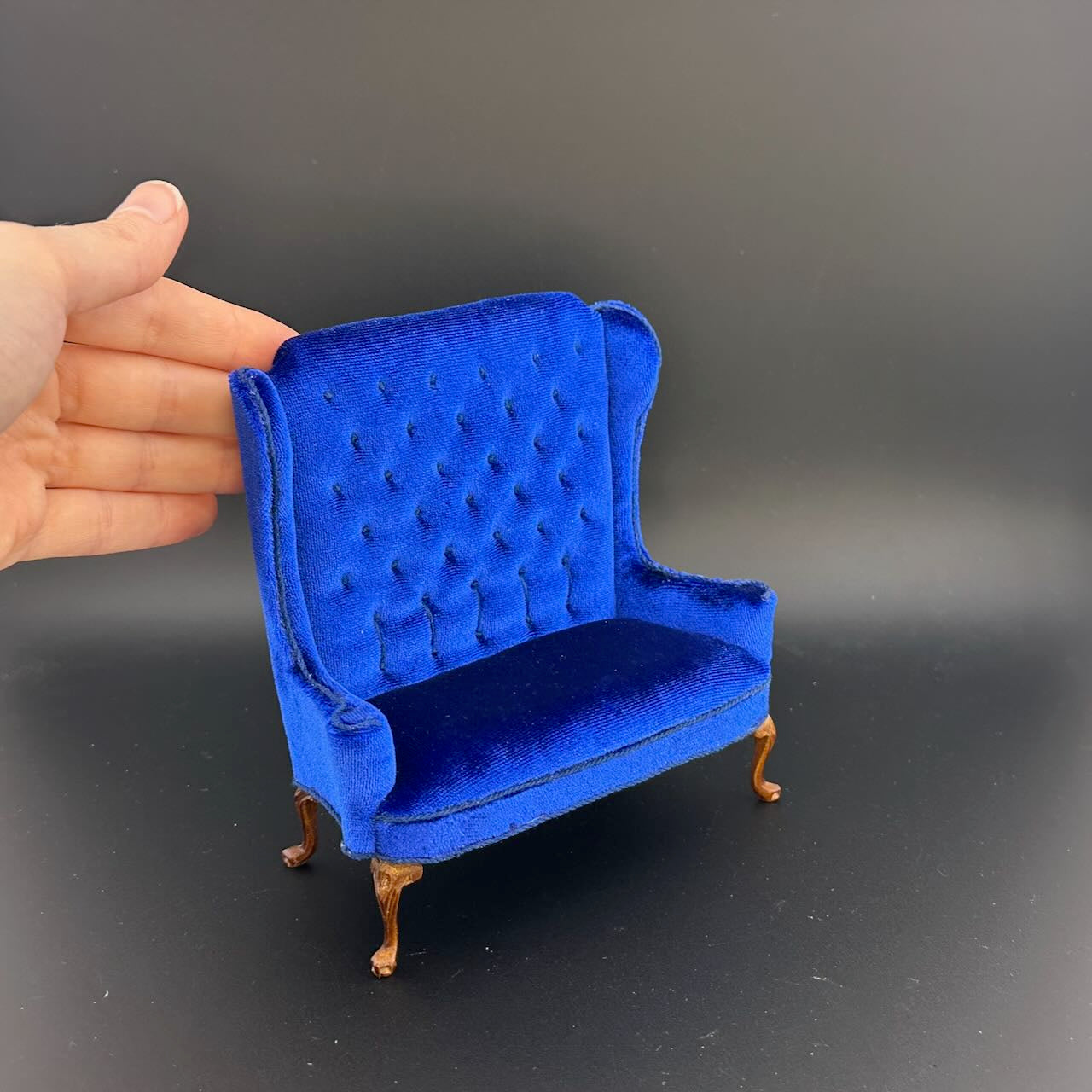 Miniatur-Schreibtisch- und Stuhlset im viktorianischen Stil im Maßstab 1:12 mit Geheimschubladen, Goldbarren, versteckten Fächern und Zubehör – englischer Stil von 1860