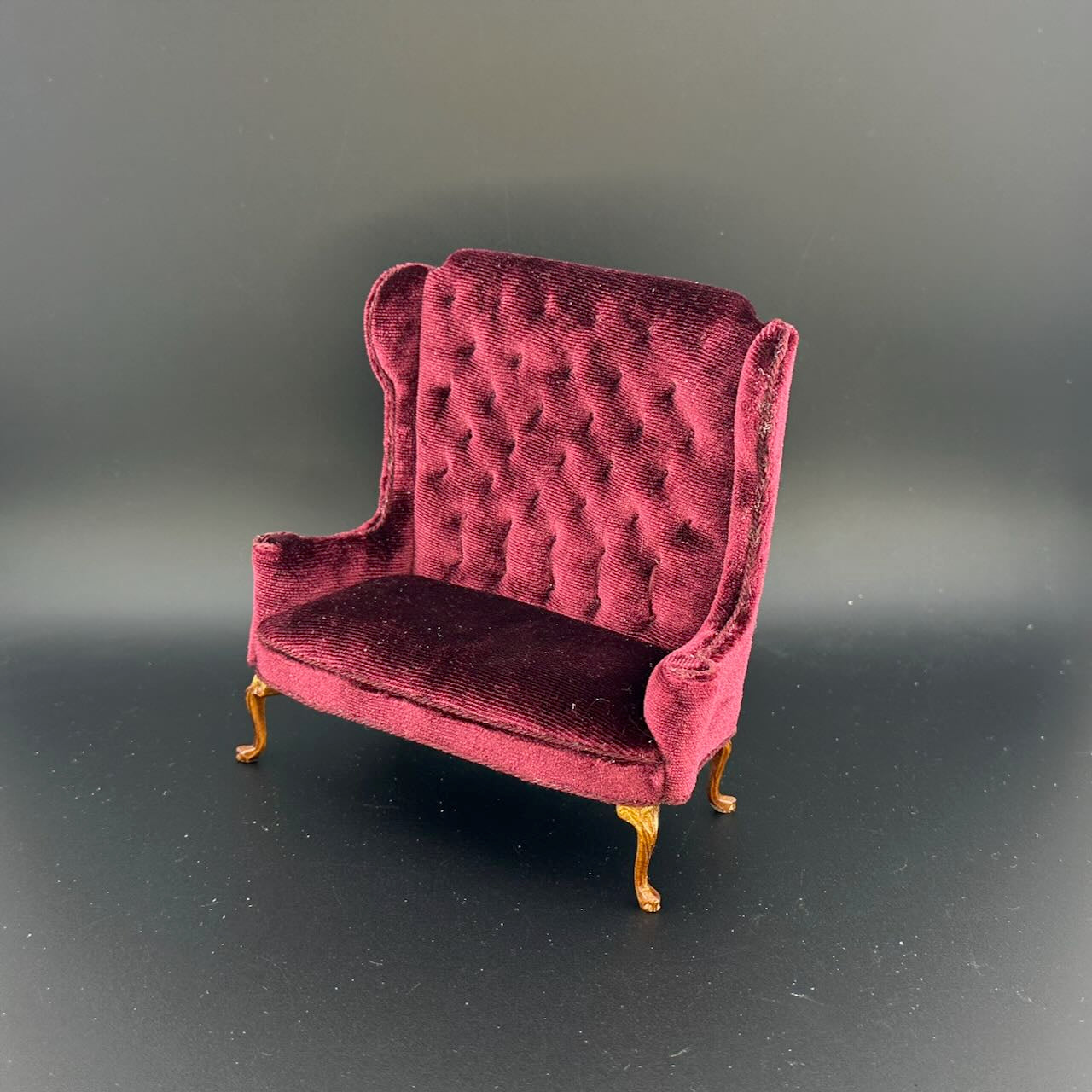 Miniatur-Schreibtisch- und Stuhlset im viktorianischen Stil im Maßstab 1:12 mit Geheimschubladen, Goldbarren, versteckten Fächern und Zubehör – englischer Stil von 1860