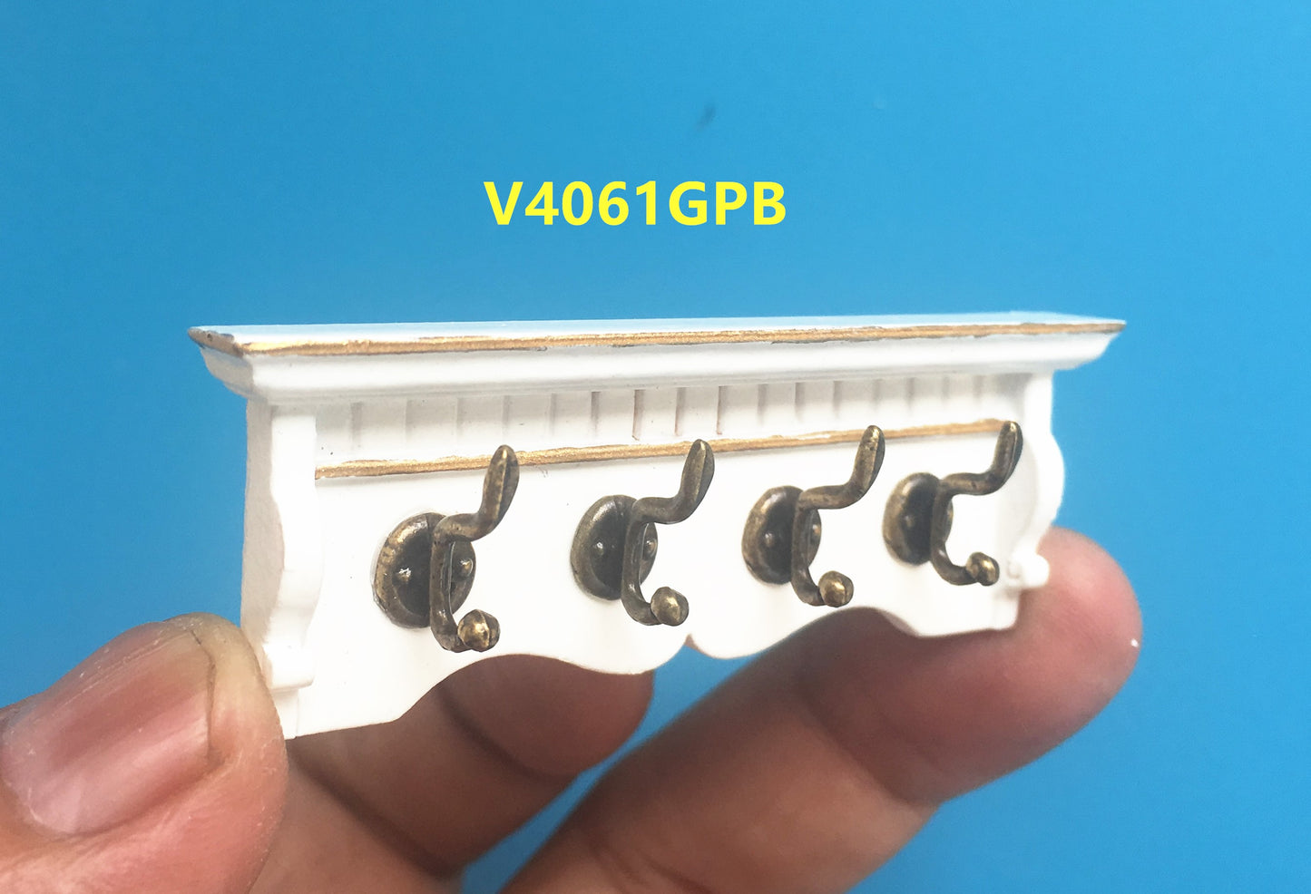 Viktorianische Garderobe aus Mahagoniholz mit Metallbügeln für Puppenhausminiaturen im Maßstab 1:12