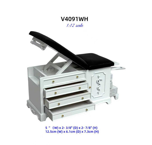 Weißes Miniatur-Arztuntersuchungsbett im Maßstab 1:12 – Medizinischer Tisch aus Holz mit Schubladen, verstellbarer Rückenlehne, Steigbügeln und verstecktem Tritthocker