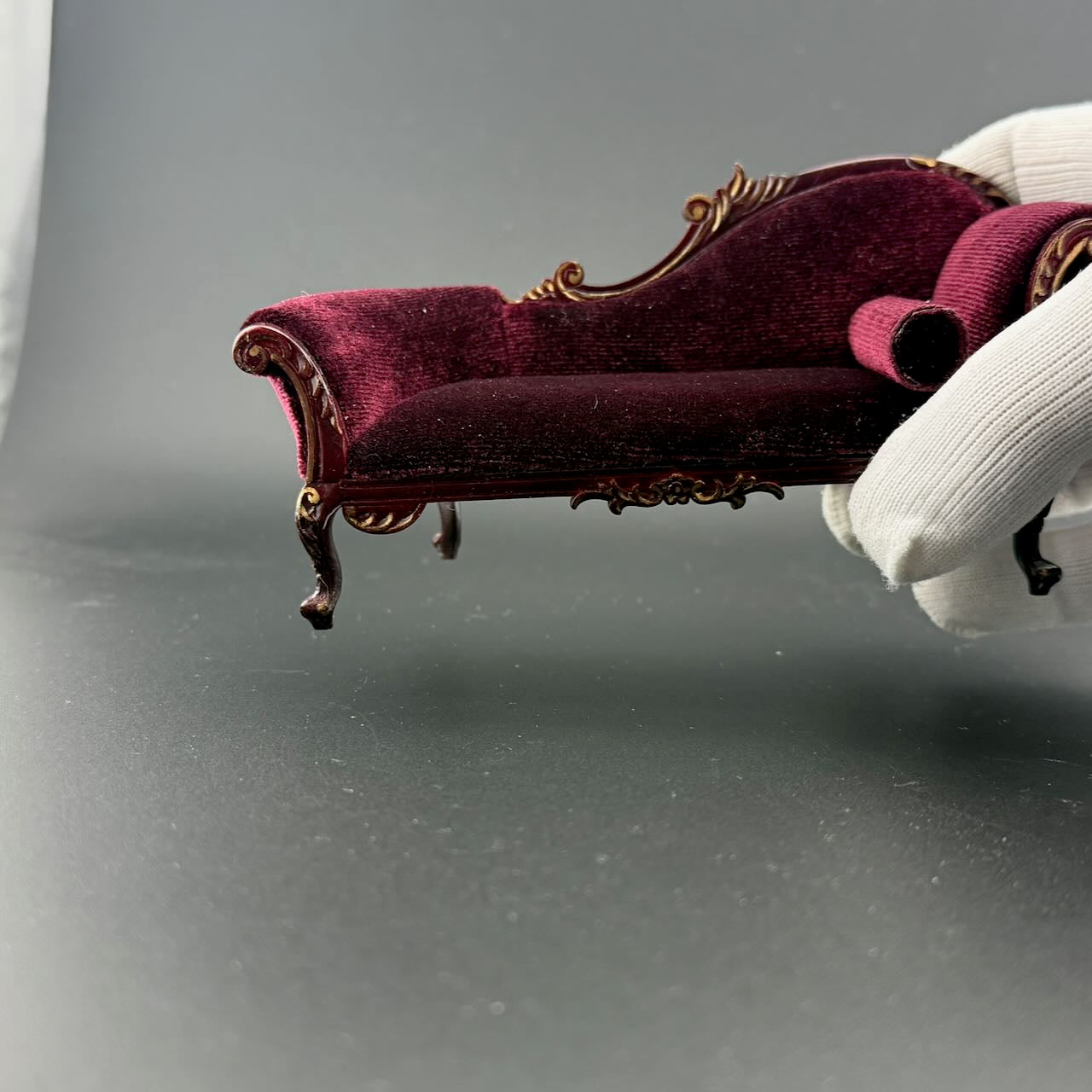 Viktorianisches Chaiselongue-Sofa für Puppenhausminiatur im Maßstab 1:12, Wohnzimmer, Mahagoni mit Gold, Y2777 MHG