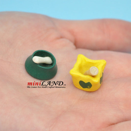 Deux bols pour chien avec os miniatures pour maison de poupée à l'échelle 1:12