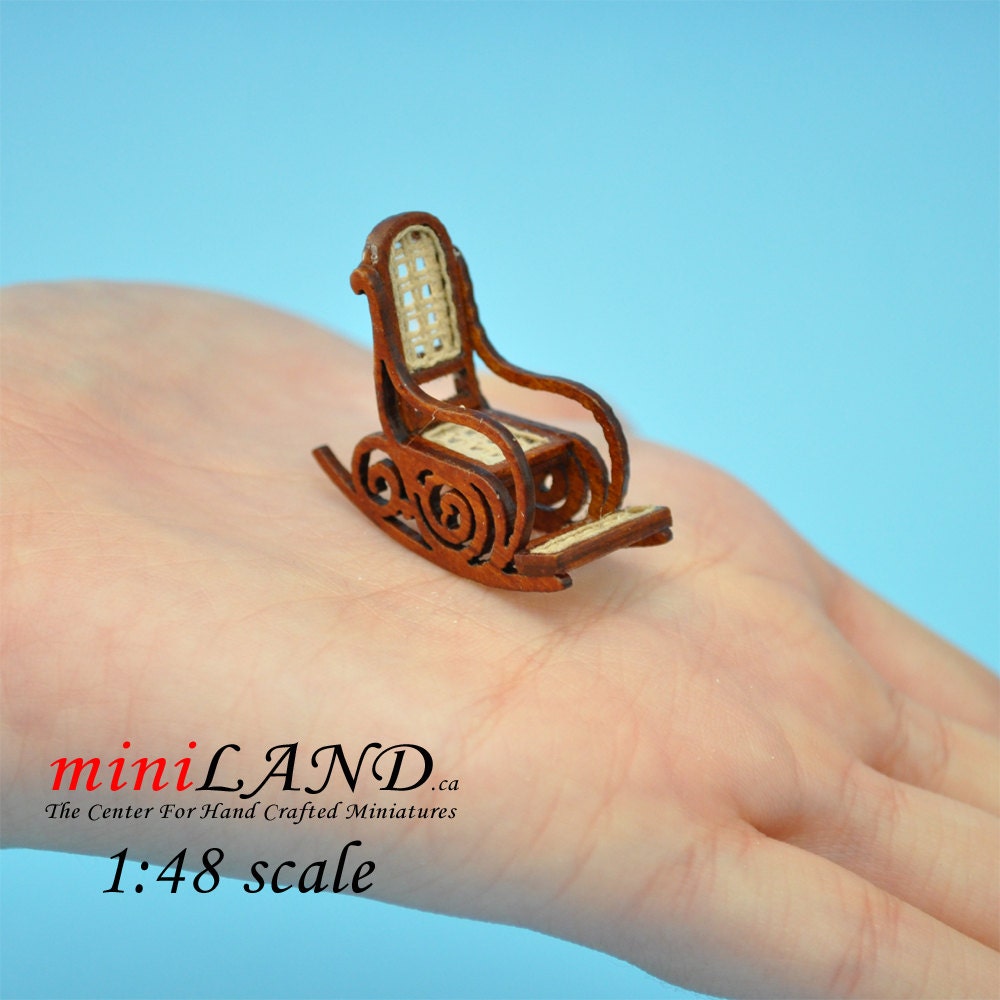 Chaise à bascule miniature victorienne haut de gamme pour maison de poupée 1/4" 1/48, qualité supérieure, Q7001 WN