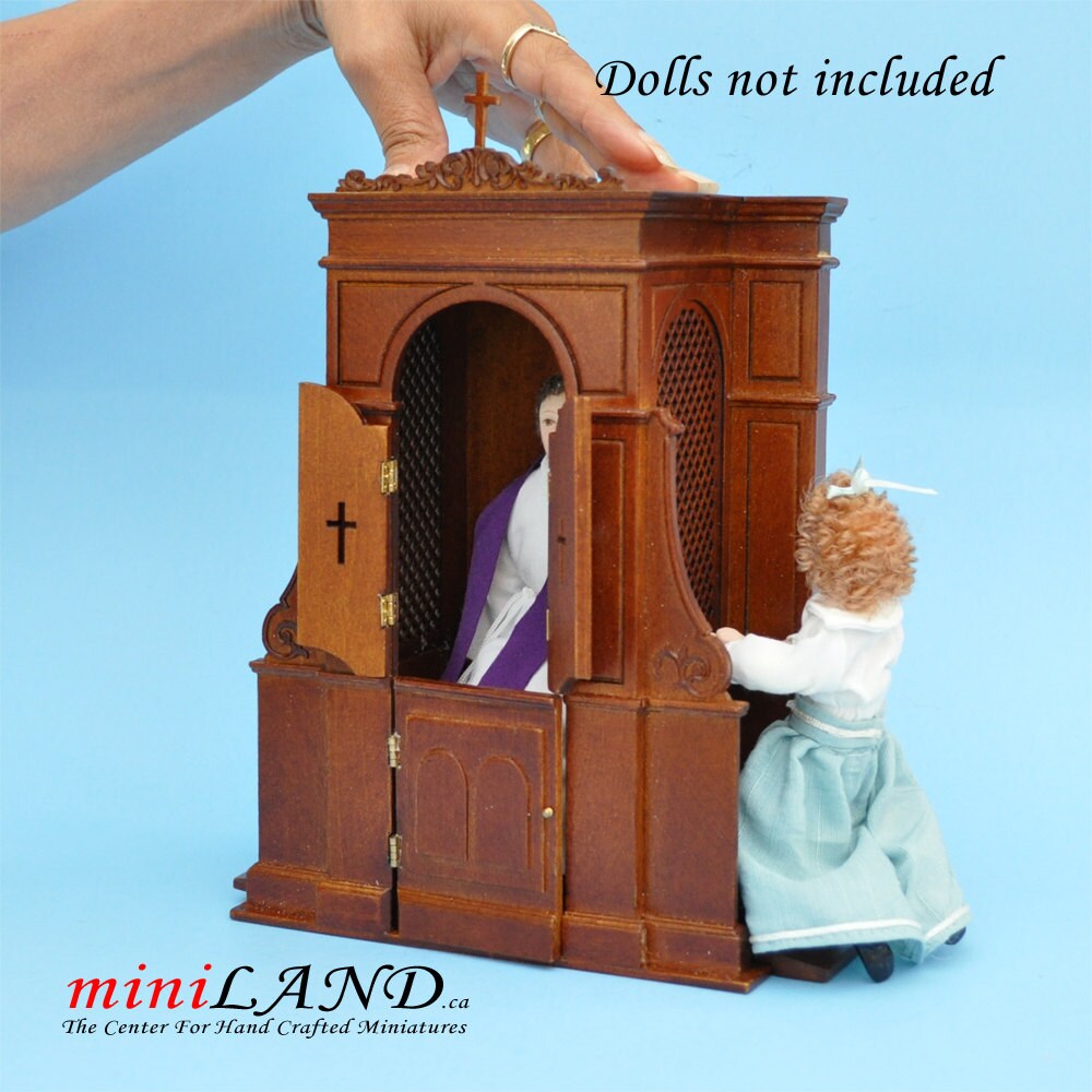 Une église miniature de maison de poupée avec confessionnal à l'échelle 1:12 - Noyer de qualité supérieure