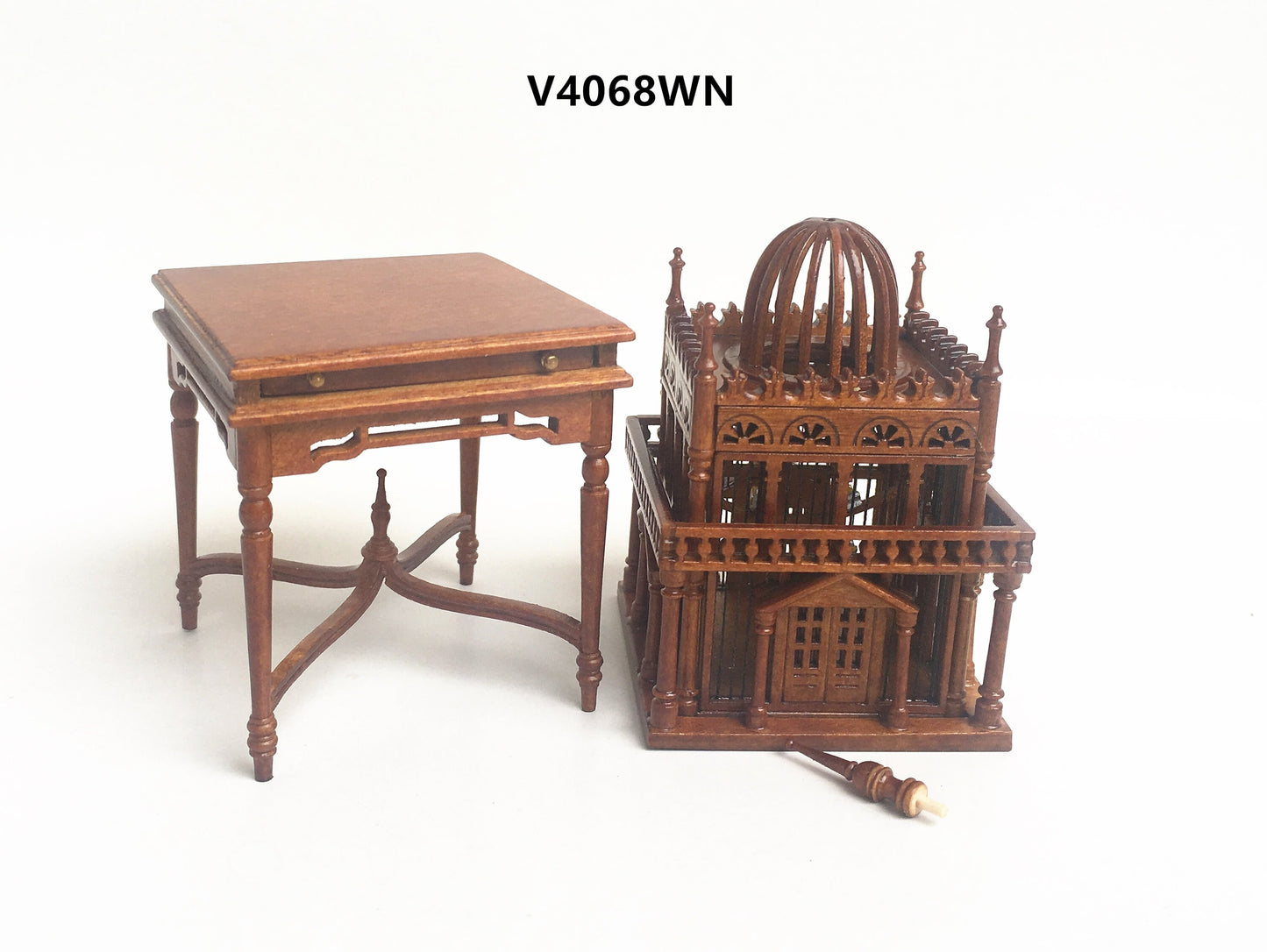Une magnifique cage à oiseaux coloniale en bois pour maison de poupée miniature 1:12 en noyer