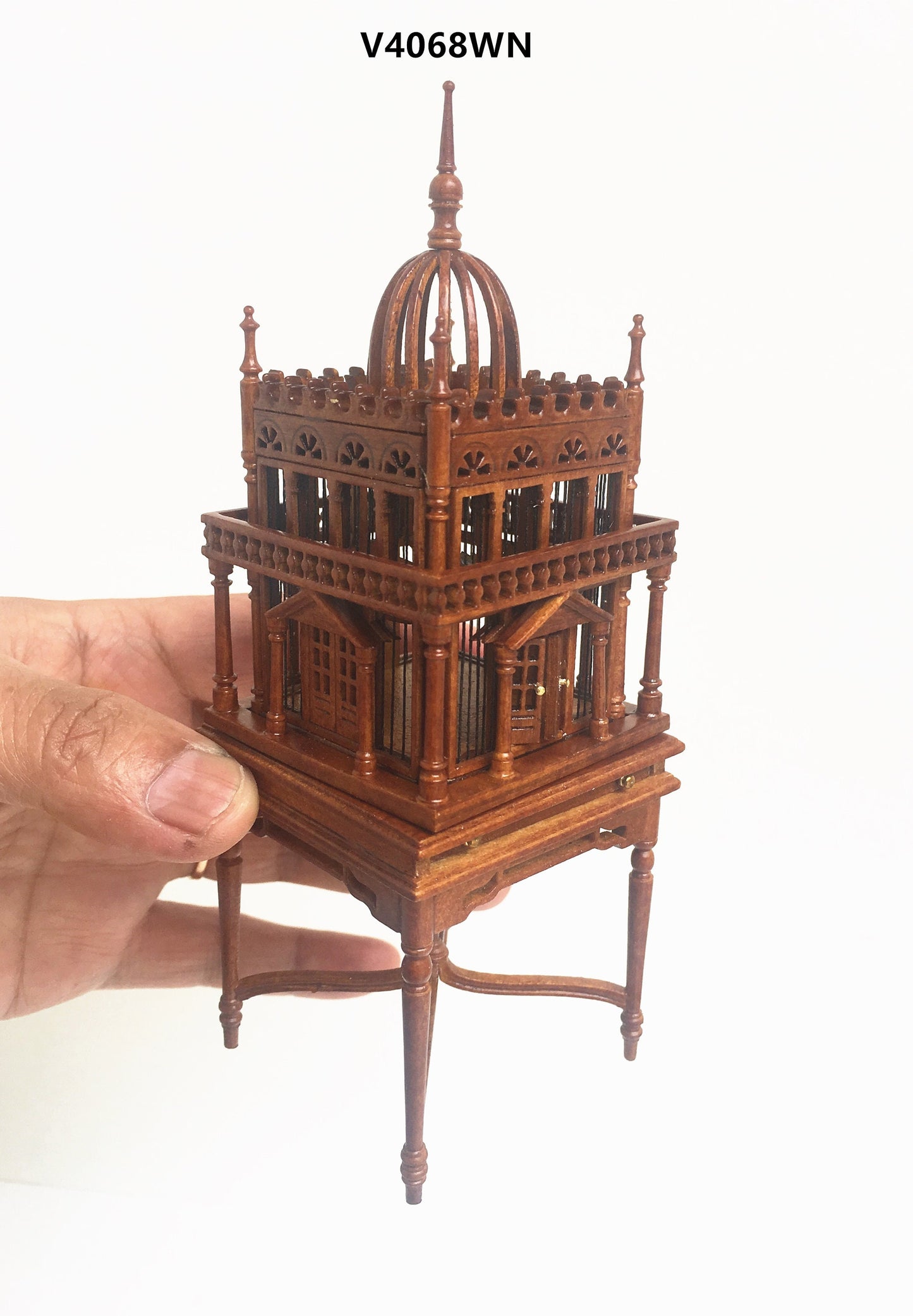 Une magnifique cage à oiseaux coloniale en bois pour maison de poupée miniature 1:12 en noyer