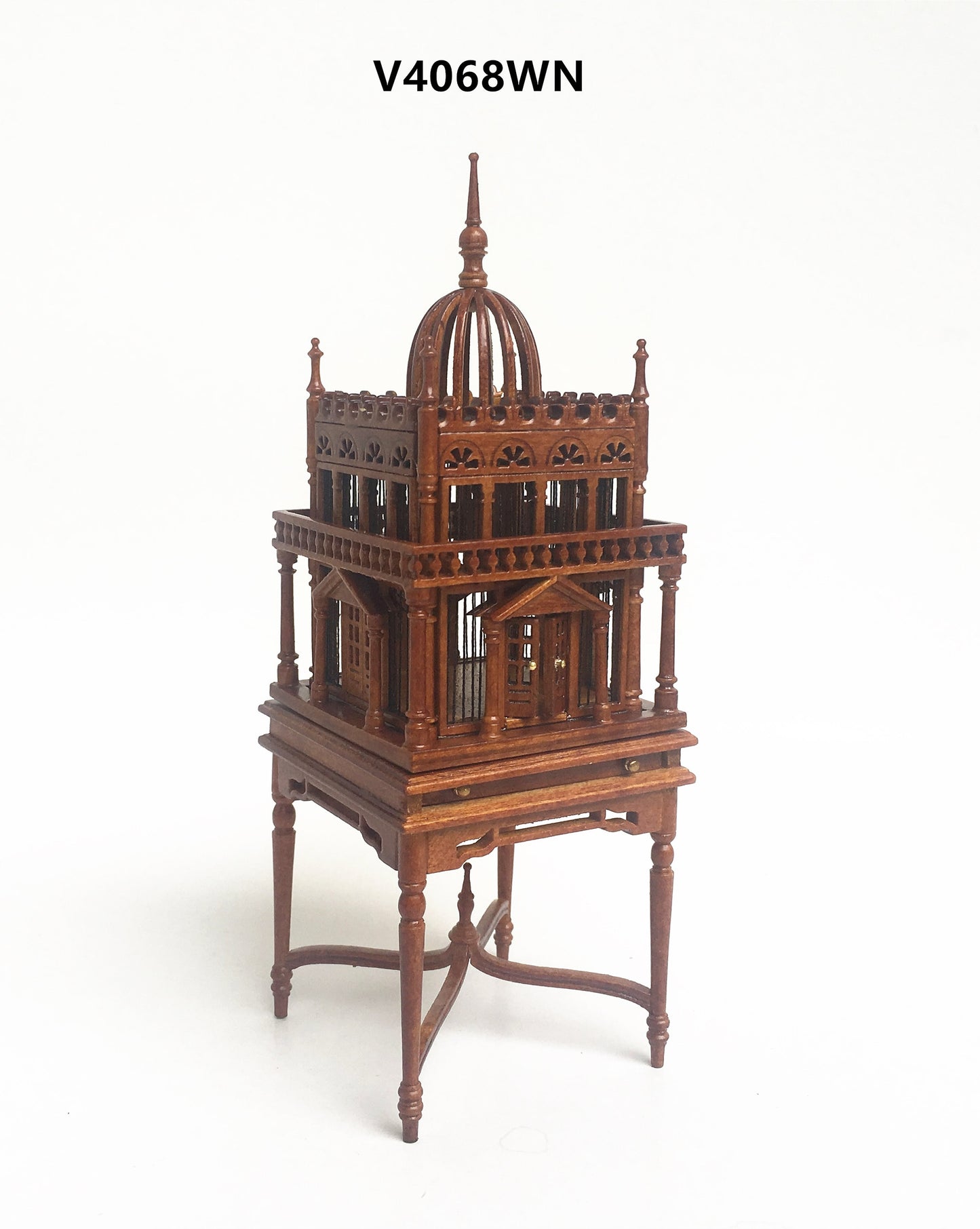 Une magnifique cage à oiseaux coloniale en bois pour maison de poupée miniature 1:12 en noyer