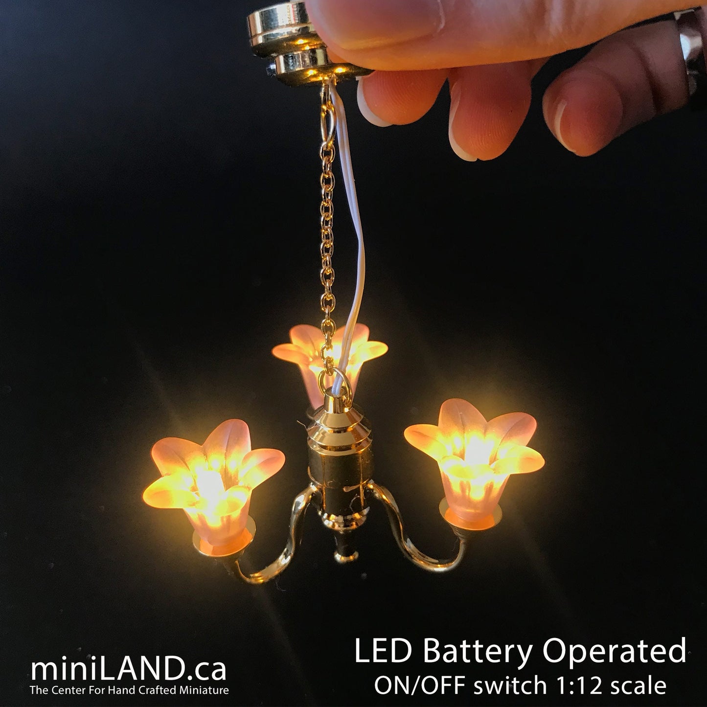 3-armiger Messing-Kronleuchter mit rosa Tulpen, LED, superhell, mit Ein-/Ausschalter für Puppenhausminiaturen im Maßstab 1:12