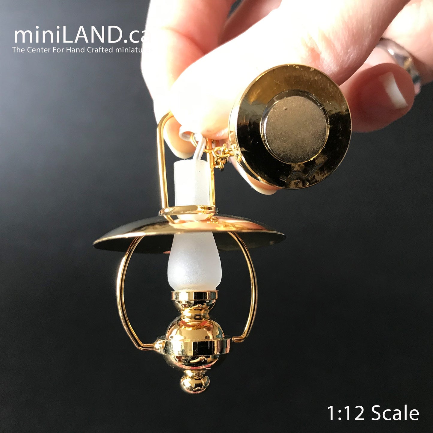 Lampe à huile miniature à LED suspendue en laiton avec interrupteur marche/arrêt pour maison de poupée miniature à l'échelle 1:12