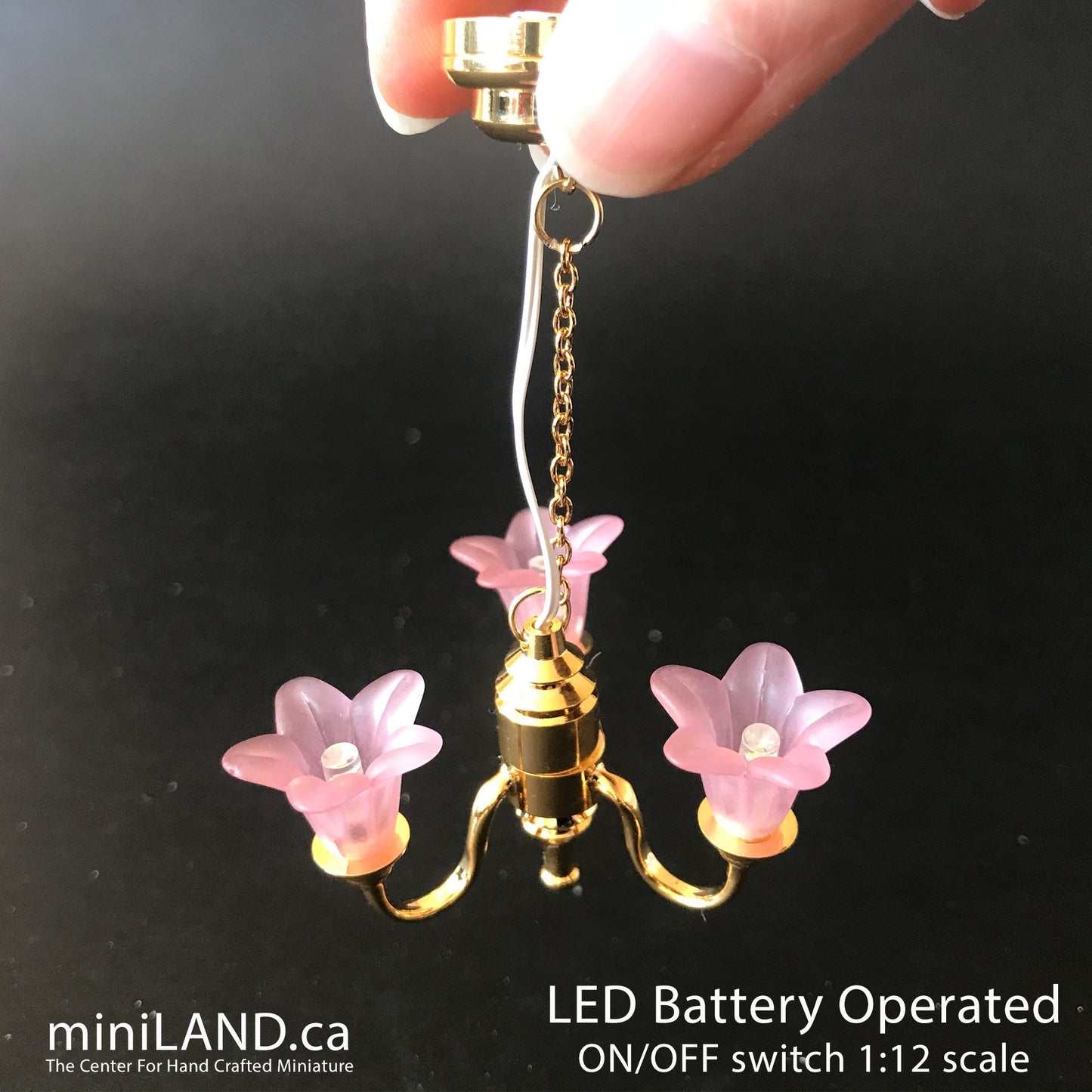 3-armiger Messing-Kronleuchter mit rosa Tulpen, LED, superhell, mit Ein-/Ausschalter für Puppenhausminiaturen im Maßstab 1:12