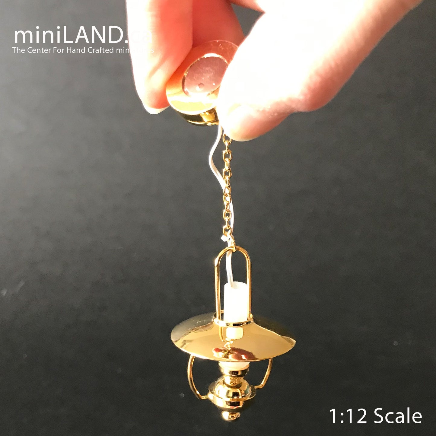 Lampe à huile miniature à LED suspendue en laiton avec interrupteur marche/arrêt pour maison de poupée miniature à l'échelle 1:12
