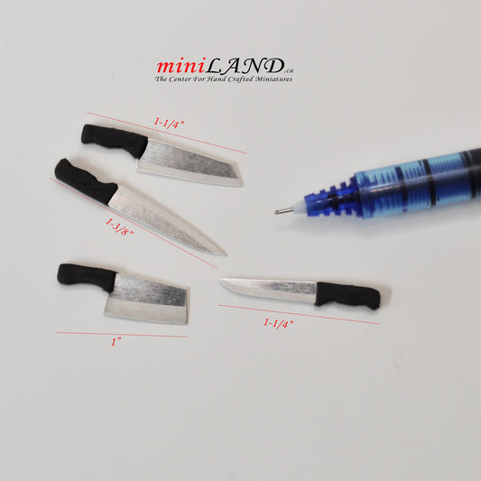 Ein Set aus vier oder fünf Küchenkochmessern aus Metall im Maßstab 1:12 für Puppenhaus, Miniatur, handgefertigt, Essen, KNF1-Messer