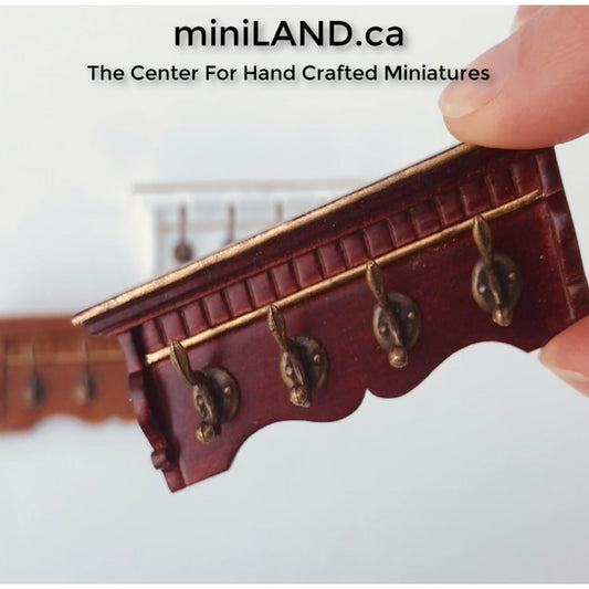 Porte-manteau victorien en bois d'acajou avec cintres en métal pour maison de poupée miniature 1:12