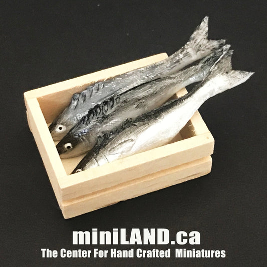 Assortiment de caisses de poisson en vrac - 3 pièces de poisson frais dans une caisse en bois - nourriture miniature pour maison de poupée à l'échelle 1:12