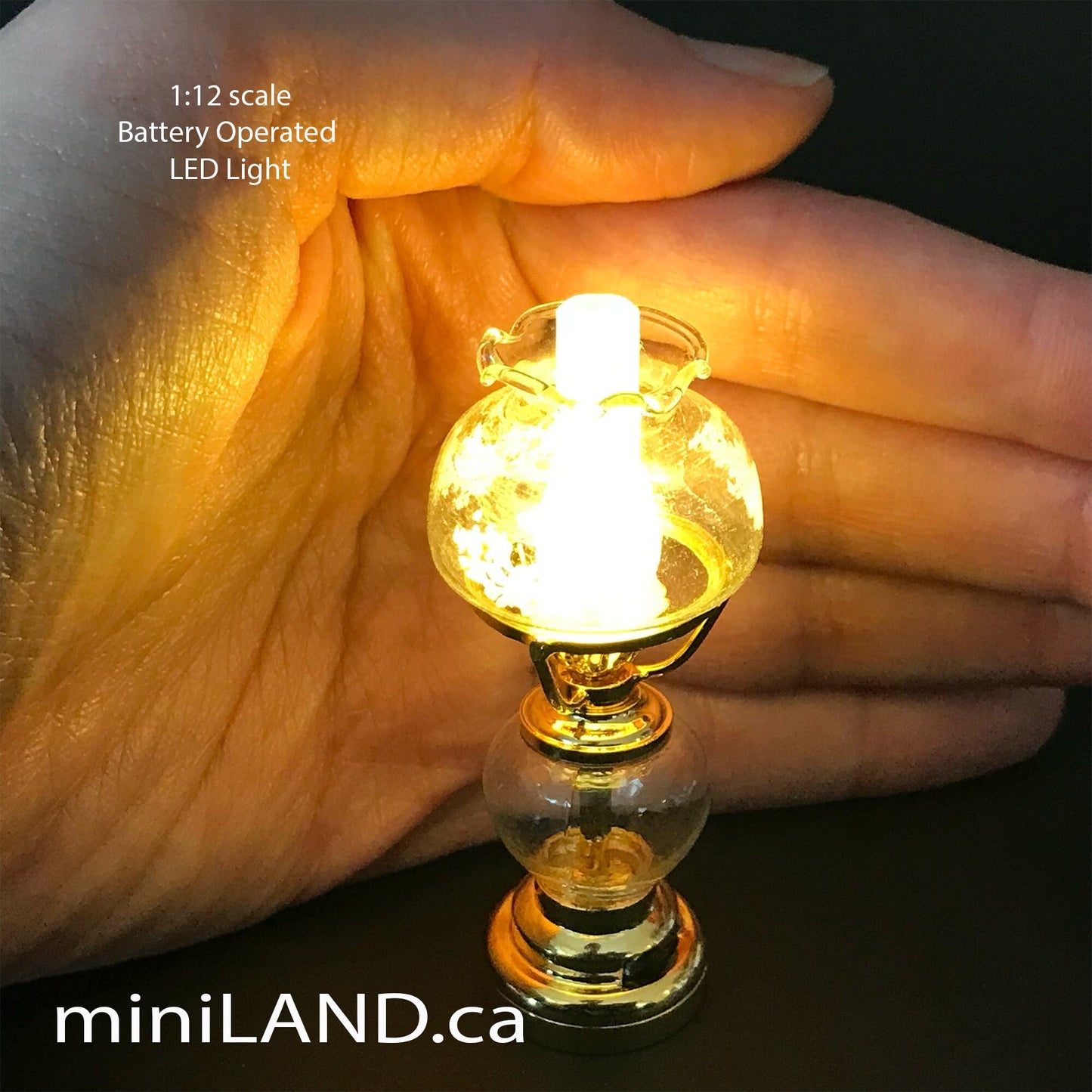 Lampe à huile sur pied avec abat-jour en verre floral, alimentée par piles, interrupteur marche/arrêt pour maison de poupée miniature à l'échelle 1:12, LED