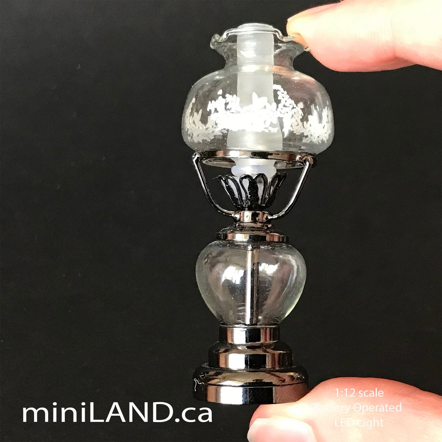 Lampe à huile sur pied avec abat-jour en verre floral, alimentée par piles, interrupteur marche/arrêt pour maison de poupée miniature à l'échelle 1:12, LED