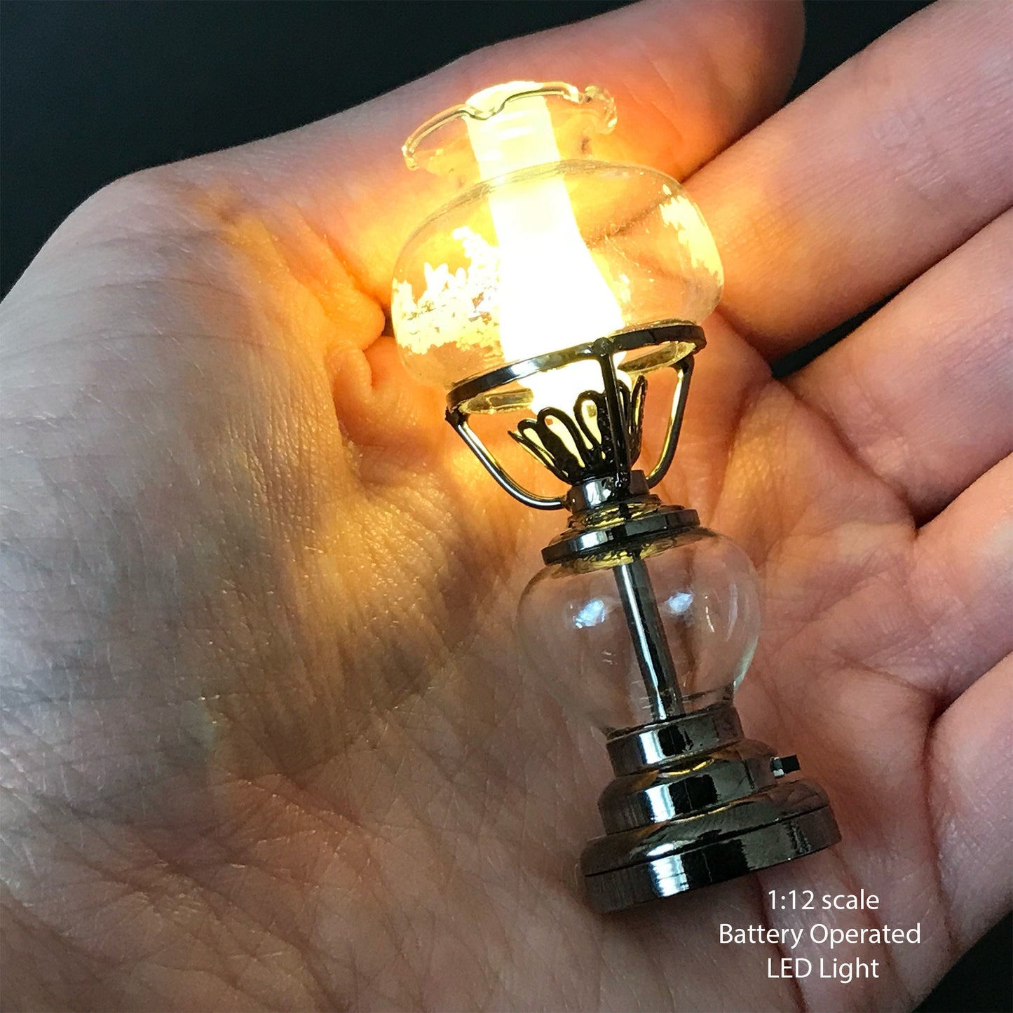 Lampe à huile sur pied avec abat-jour en verre floral, alimentée par piles, interrupteur marche/arrêt pour maison de poupée miniature à l'échelle 1:12, LED
