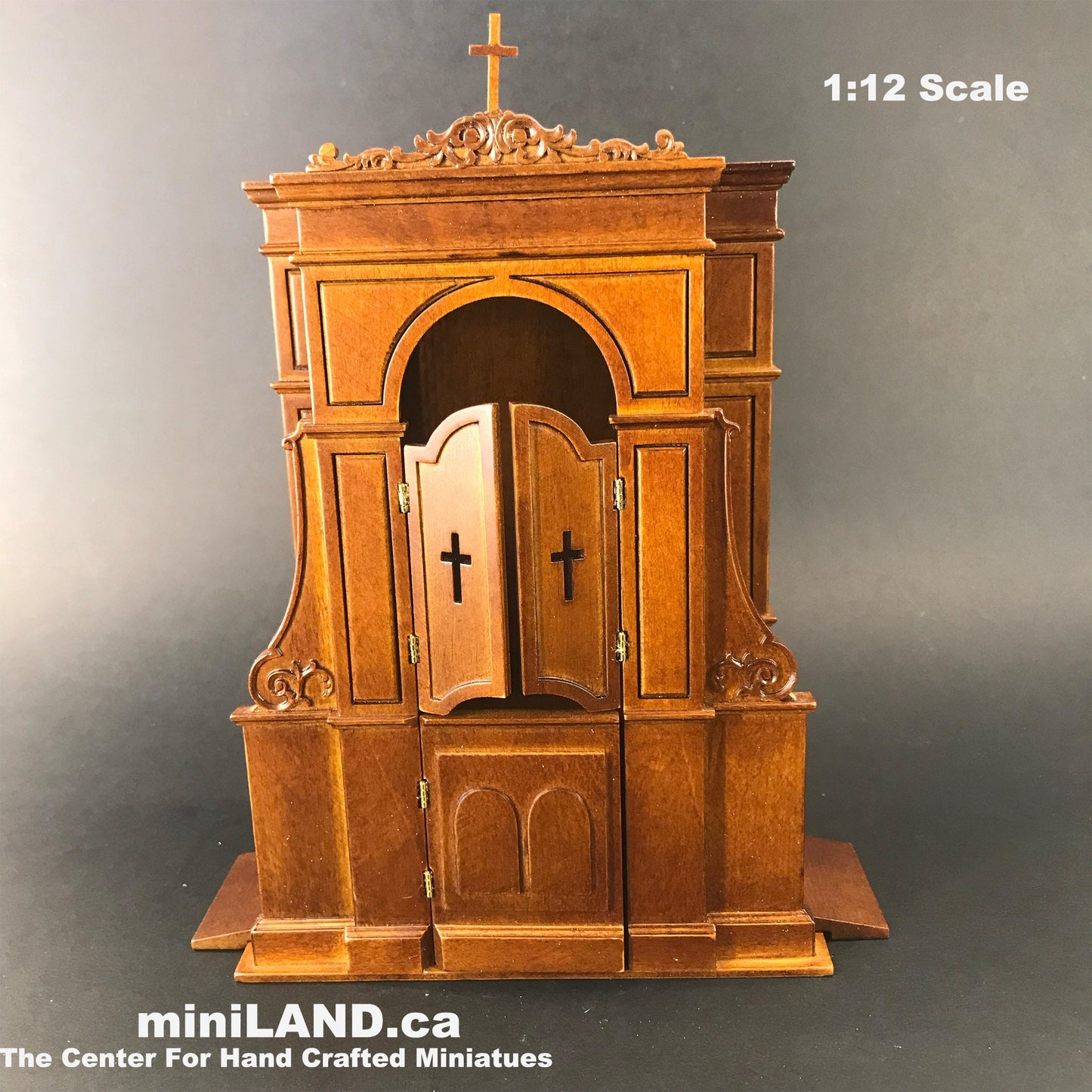 Une église miniature de maison de poupée avec confessionnal à l'échelle 1:12 - Noyer de qualité supérieure
