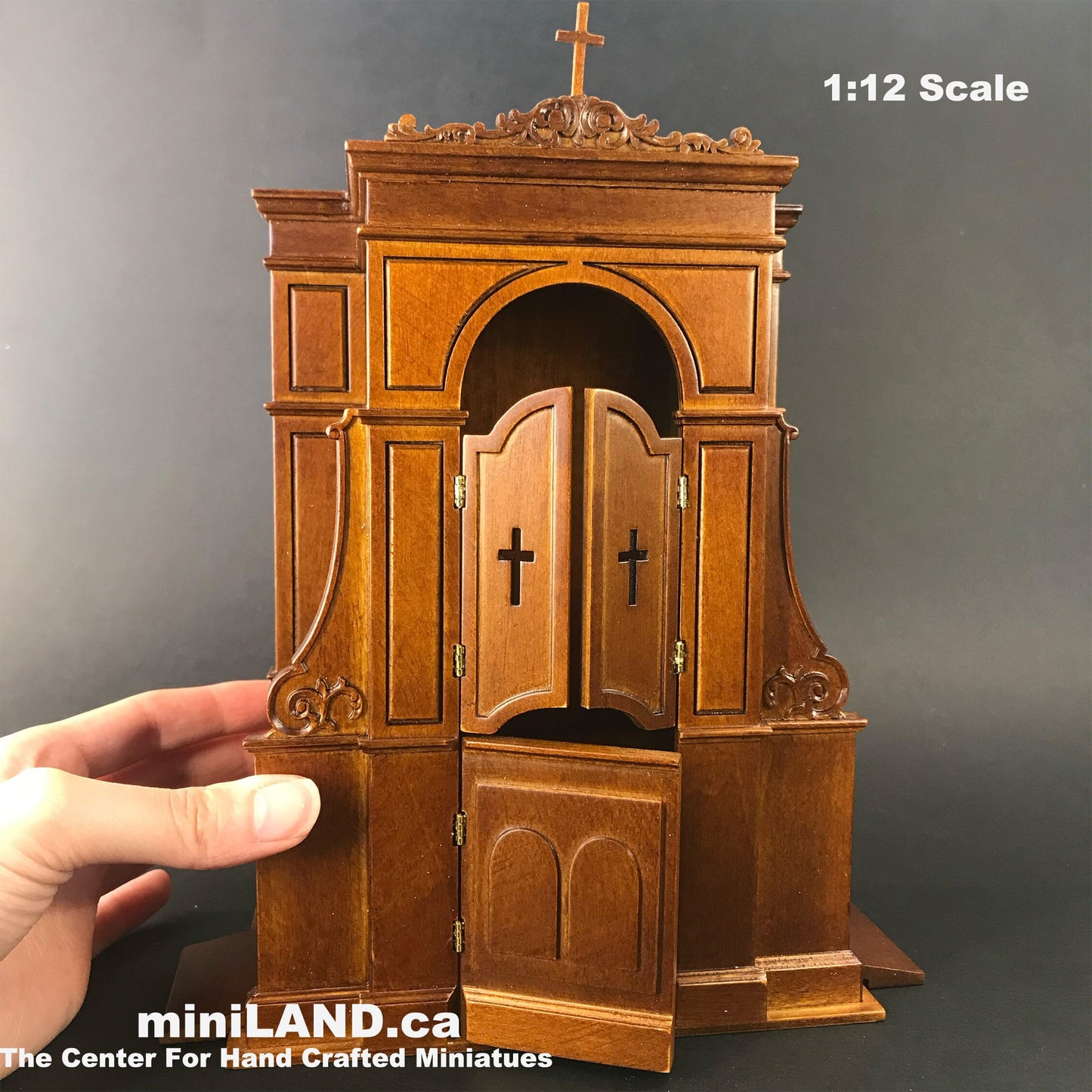 Une église miniature de maison de poupée avec confessionnal à l'échelle 1:12 - Noyer de qualité supérieure
