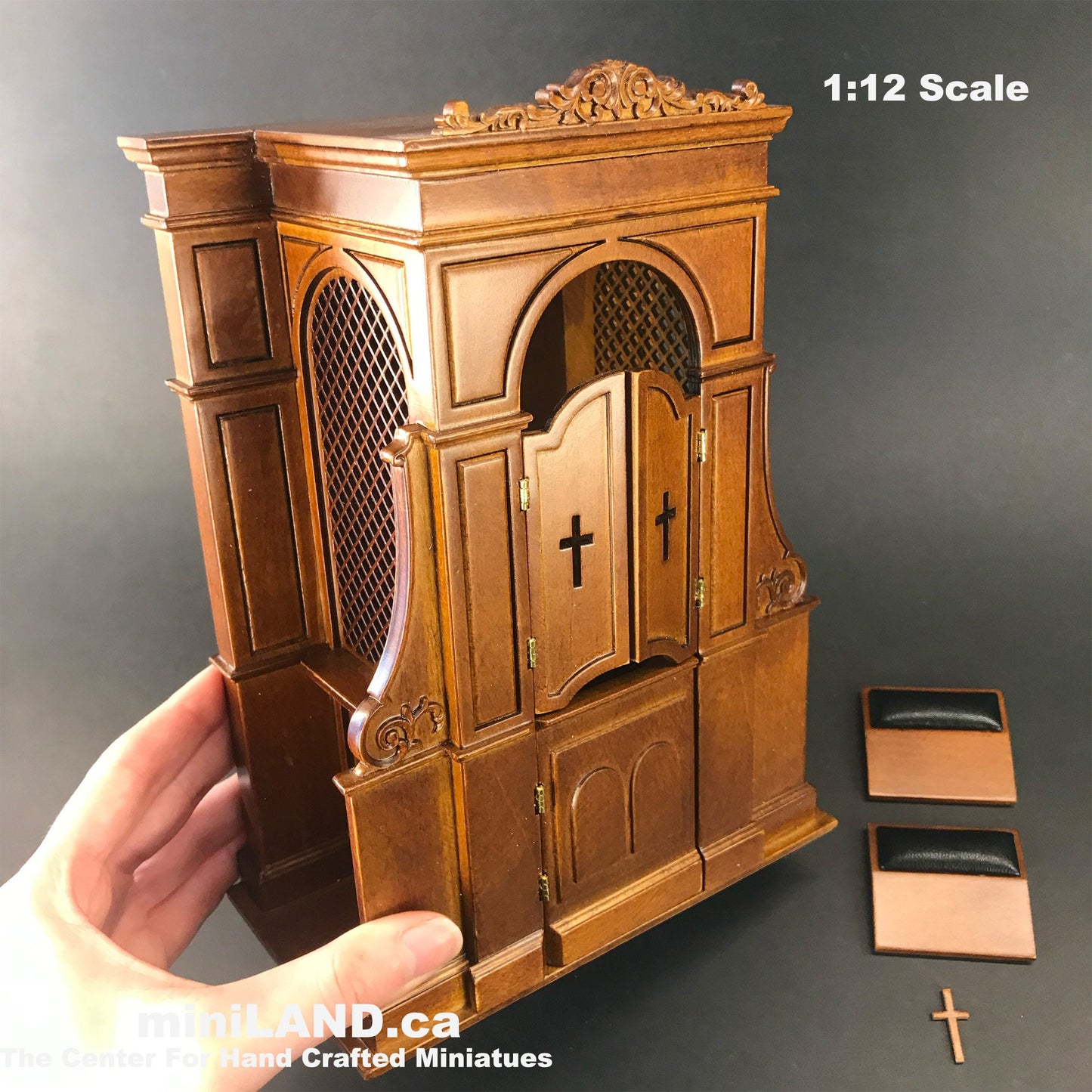 Une église miniature de maison de poupée avec confessionnal à l'échelle 1:12 - Noyer de qualité supérieure
