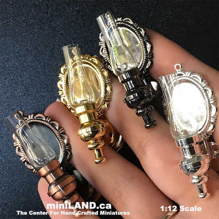 Applique murale lampe à huile en verre transparent LED lumière super brillante avec interrupteur marche/arrêt pour miniatures de maison de poupée à l'échelle 1:12 fonctionnant sur batterie FA05204