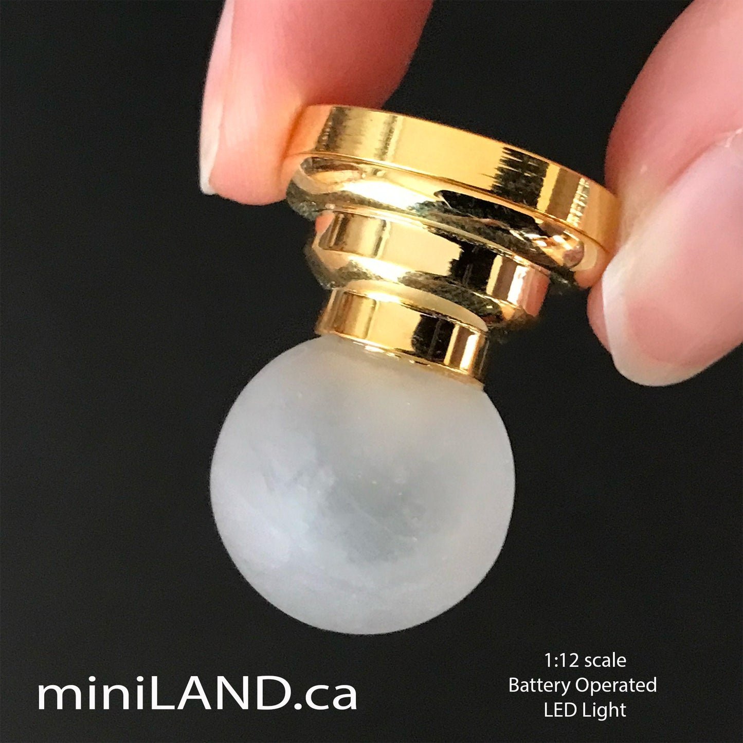 Applique murale ou plafonnier à LED boule givrée à piles en laiton avec interrupteur marche/arrêt pour suspension de miniatures de maison de poupée à l'échelle 1:12