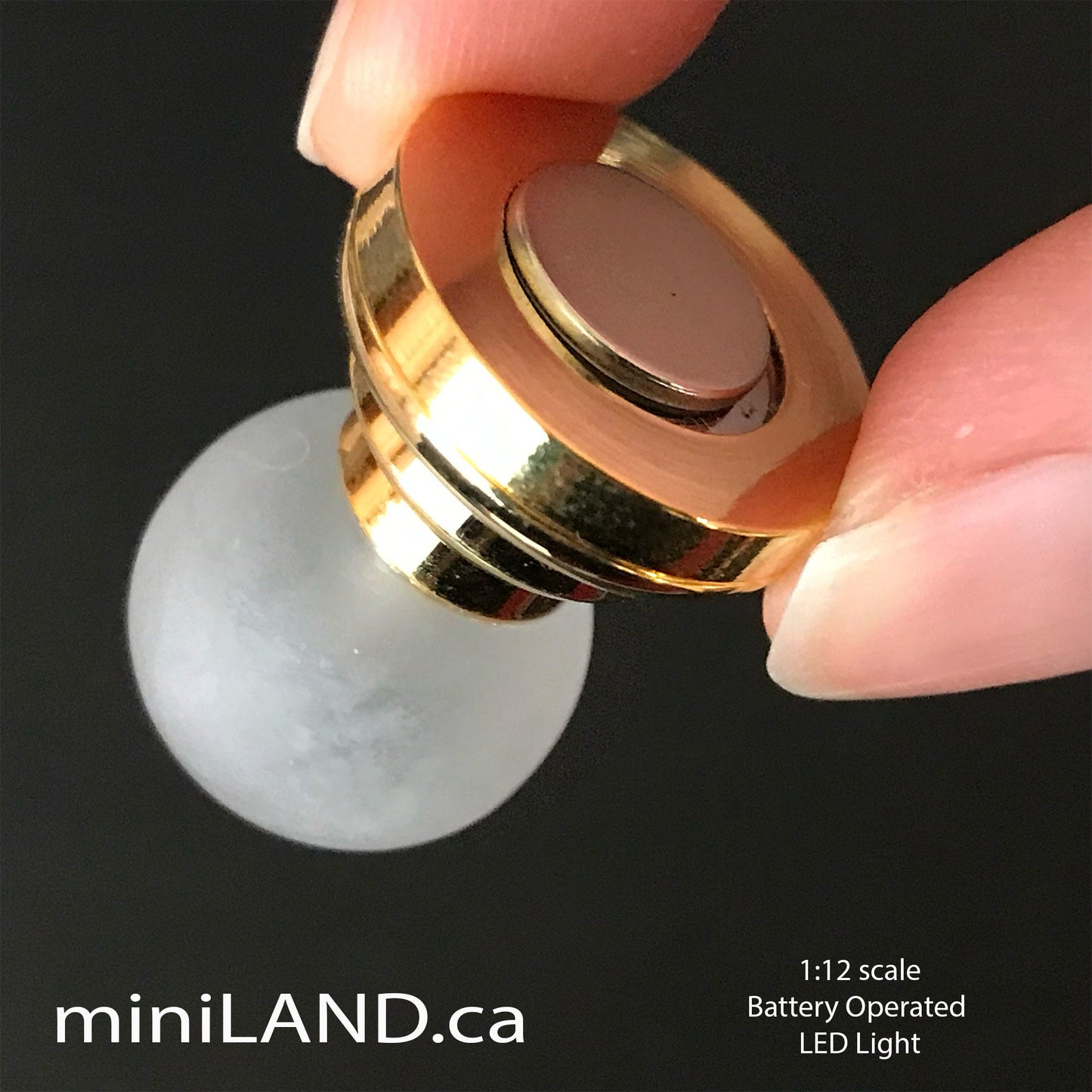 Applique murale ou plafonnier à LED boule givrée à piles en laiton avec interrupteur marche/arrêt pour suspension de miniatures de maison de poupée à l'échelle 1:12