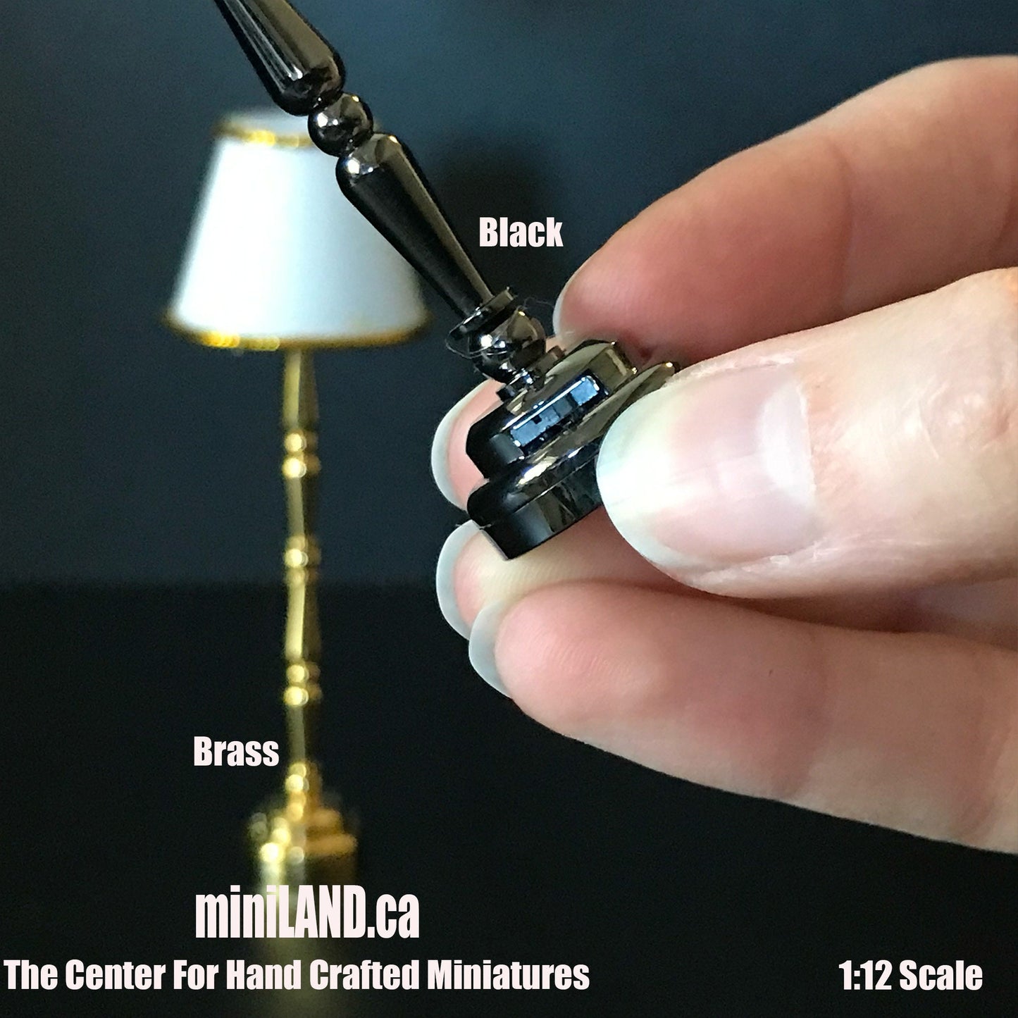 Lampadaire classique en laiton/LED noir Lampe sur pied super lumineuse avec abat-jour blanc/doré avec interrupteur marche/arrêt pour miniatures de maison de poupée à l'échelle 1:12
