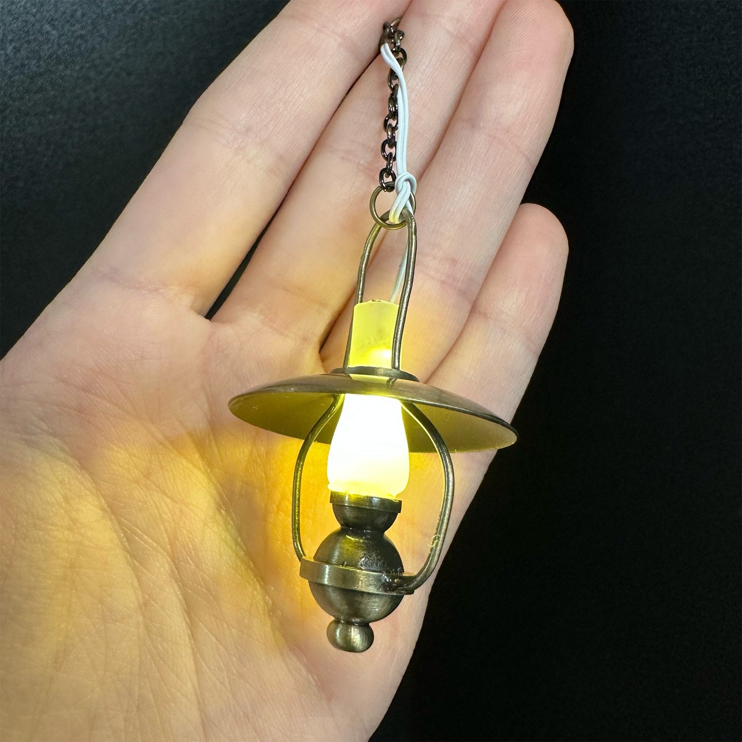 Lampe à huile miniature à piles à LED suspendue en laiton antique doré avec interrupteur marche/arrêt pour maison de poupée miniature à l'échelle 1:12