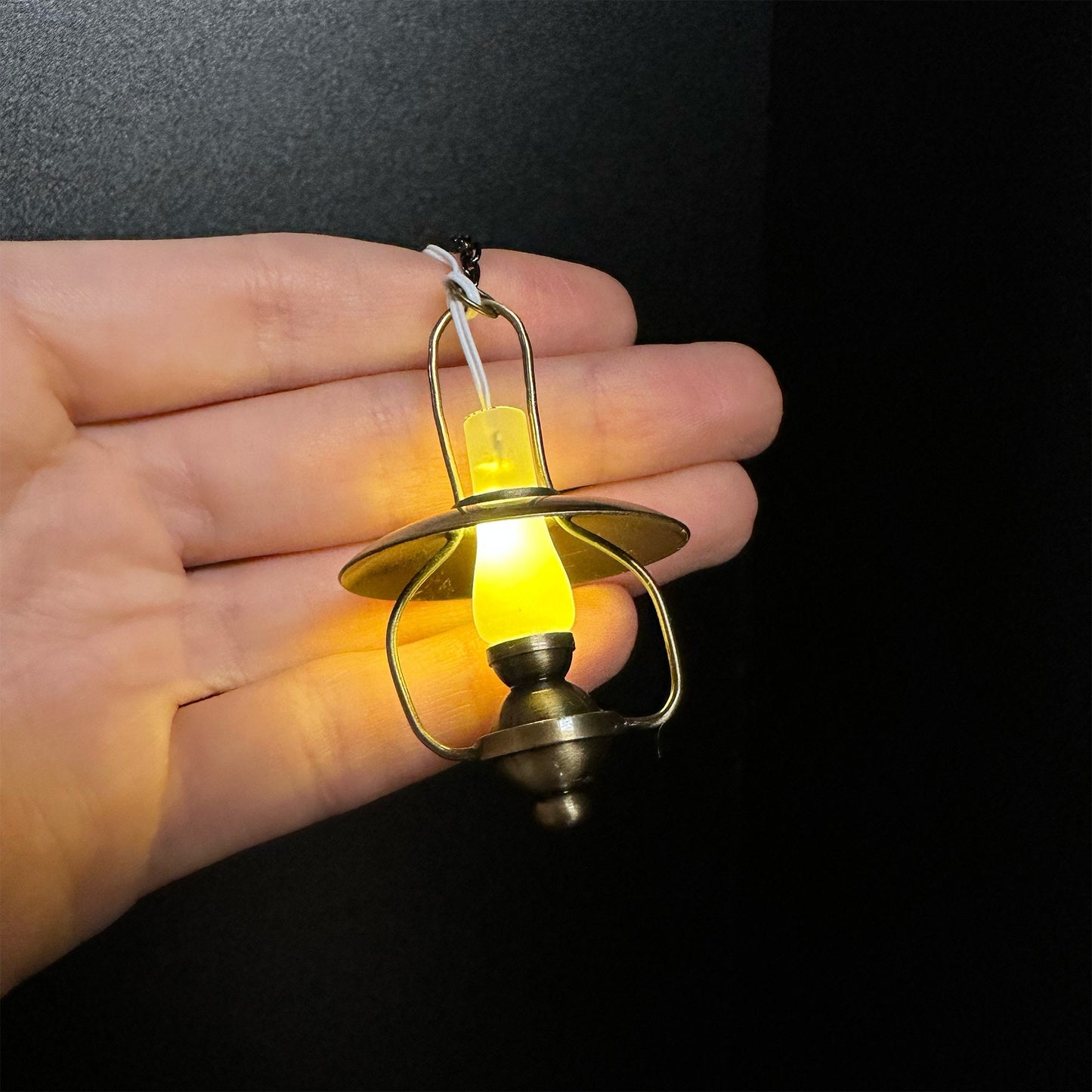 Lampe à huile miniature à piles à LED suspendue en laiton antique doré avec interrupteur marche/arrêt pour maison de poupée miniature à l'échelle 1:12