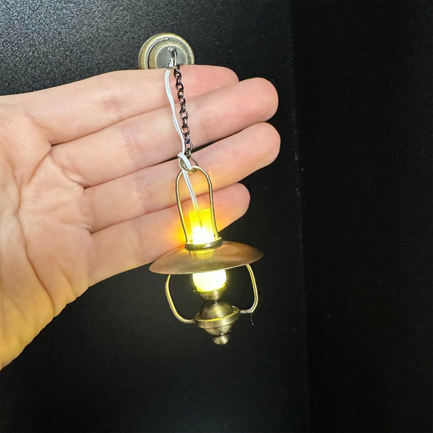 Lampe à huile miniature à piles à LED suspendue en laiton antique doré avec interrupteur marche/arrêt pour maison de poupée miniature à l'échelle 1:12