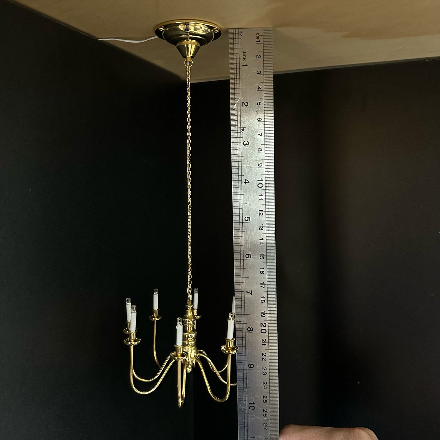 Lampe LED miniature noire à 8 bras pour maison de poupée miniature à piles