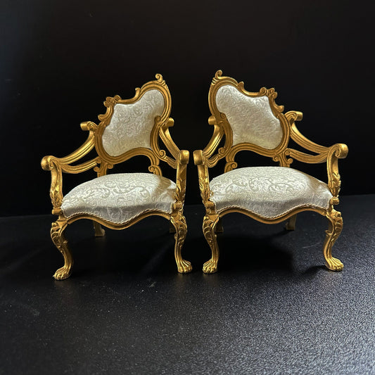1:6 Maßstab Top Qualität Set aus zwei Stühlen (links und rechts) Gold Puppenhaus Miniatur für Modepuppen handgefertigt