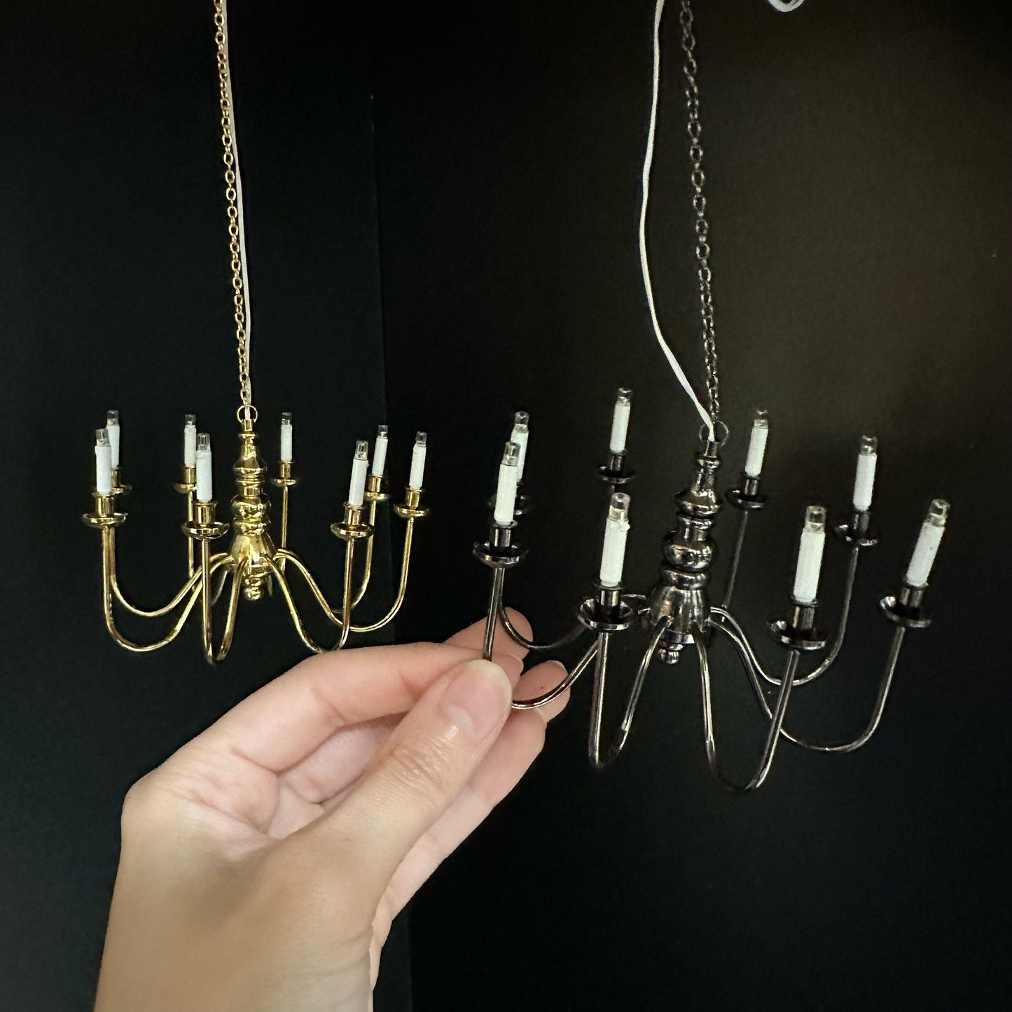 Lampe LED miniature noire à 8 bras pour maison de poupée miniature à piles