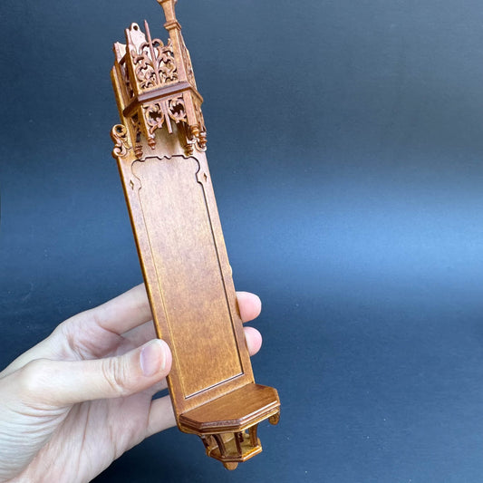 Eine Nische für eine Statue aus Walnuss- oder Mahagoniholz, gotische Miniaturkirche im Maßstab 1:12 oder 1/6, handgefertigt